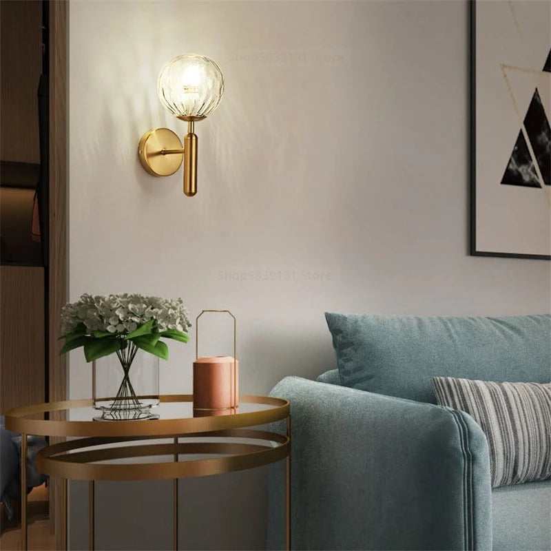 Aplique de pared nórdico de latón con globo de vidrio LED de 1 luz