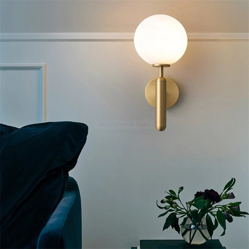 Aplique de pared nórdico de latón con globo de vidrio LED de 1 luz