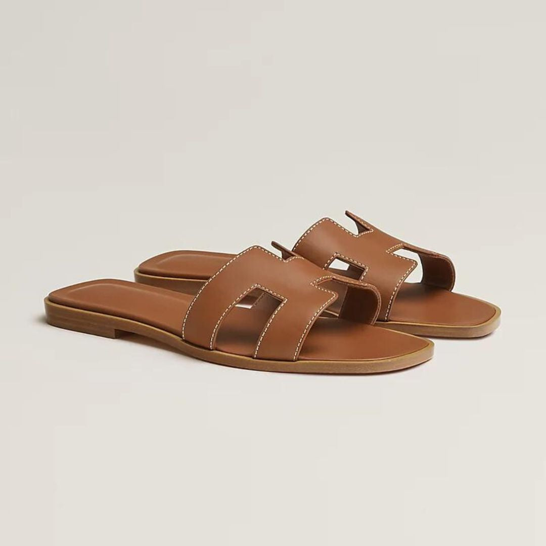 Sandalias de Cuero Atemporales | Diseño Blanco con Recortes y Suela de Madera