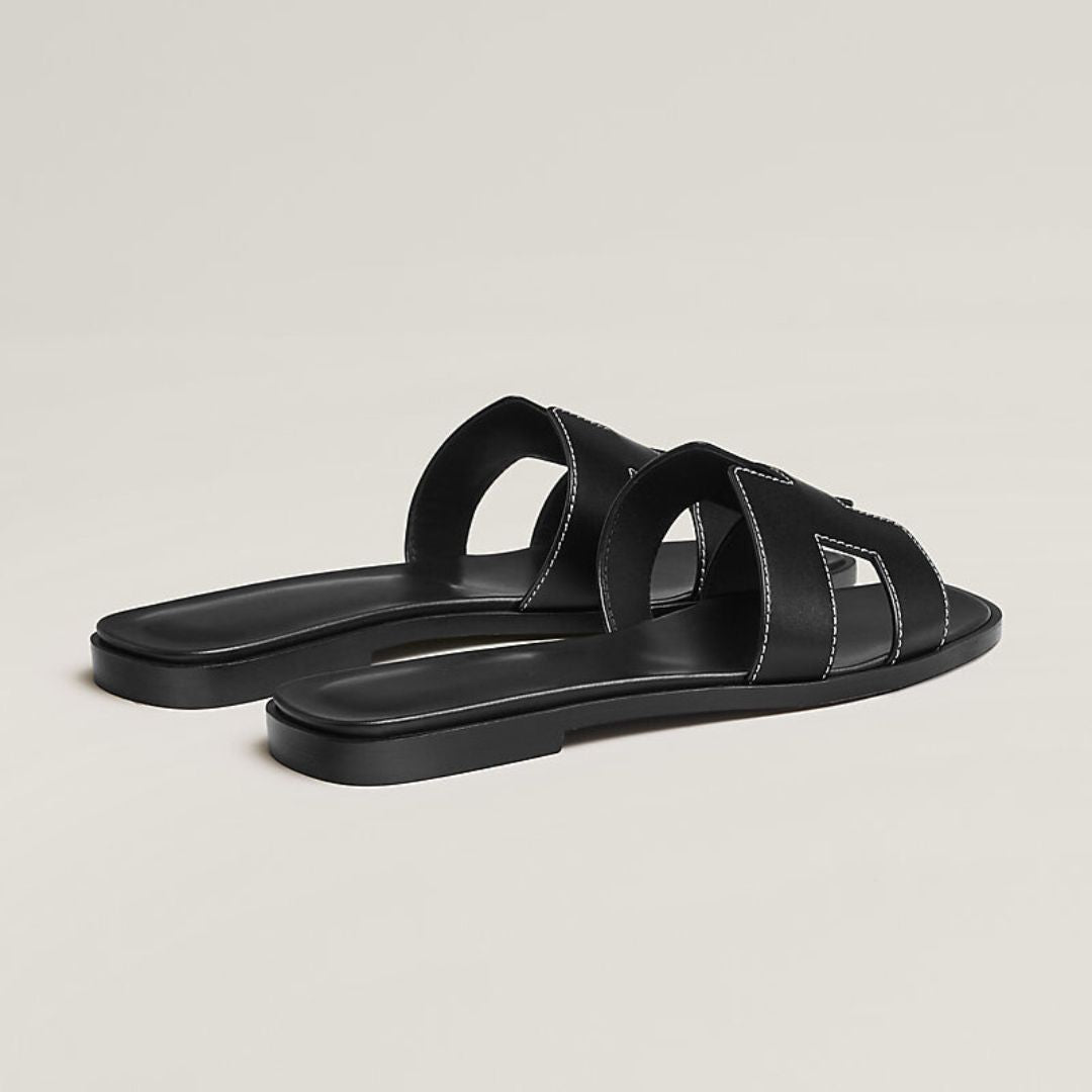 Sandalias de Cuero Atemporales | Diseño Blanco con Recortes y Suela de Madera