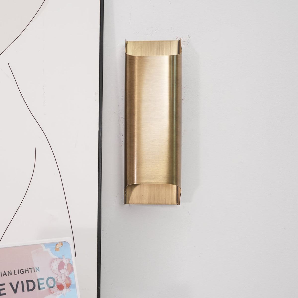 Applique da parete moderna curva in ottone con LED a 1 luce