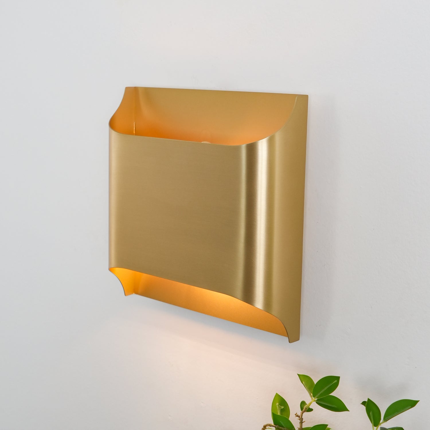 Applique da parete moderna curva in ottone con LED a 1 luce