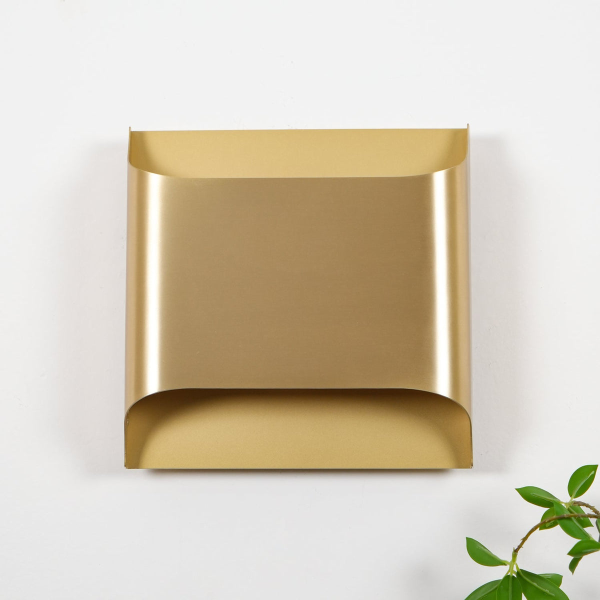 Applique da parete moderna curva in ottone con LED a 1 luce