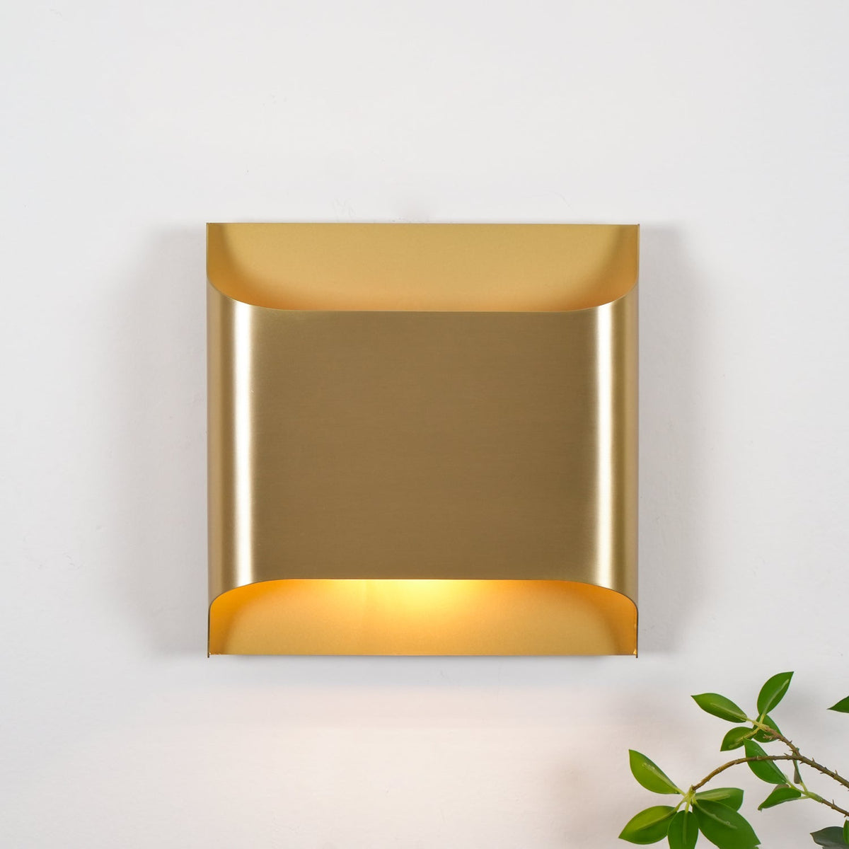 Applique da parete moderna curva in ottone con LED a 1 luce