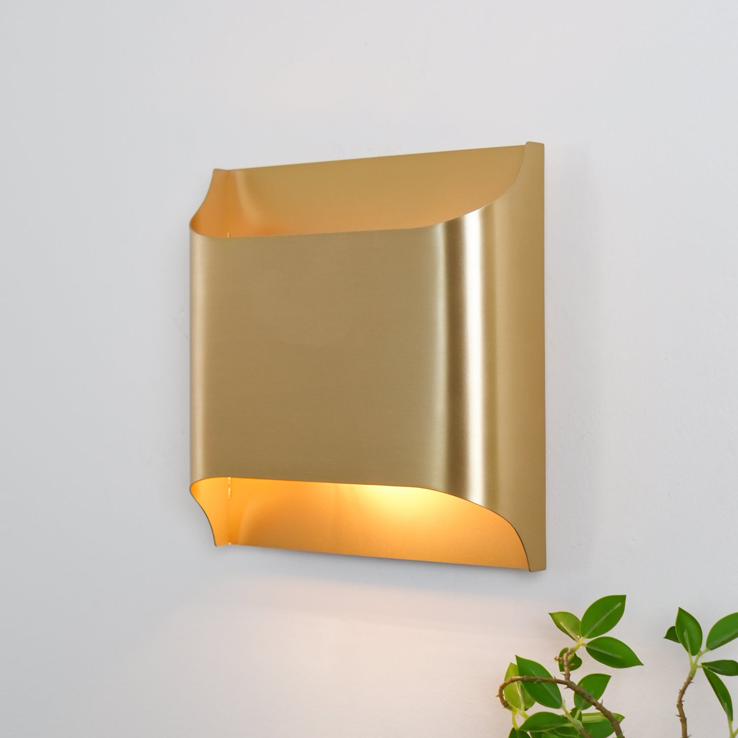 Applique da parete moderna curva in ottone con LED a 1 luce
