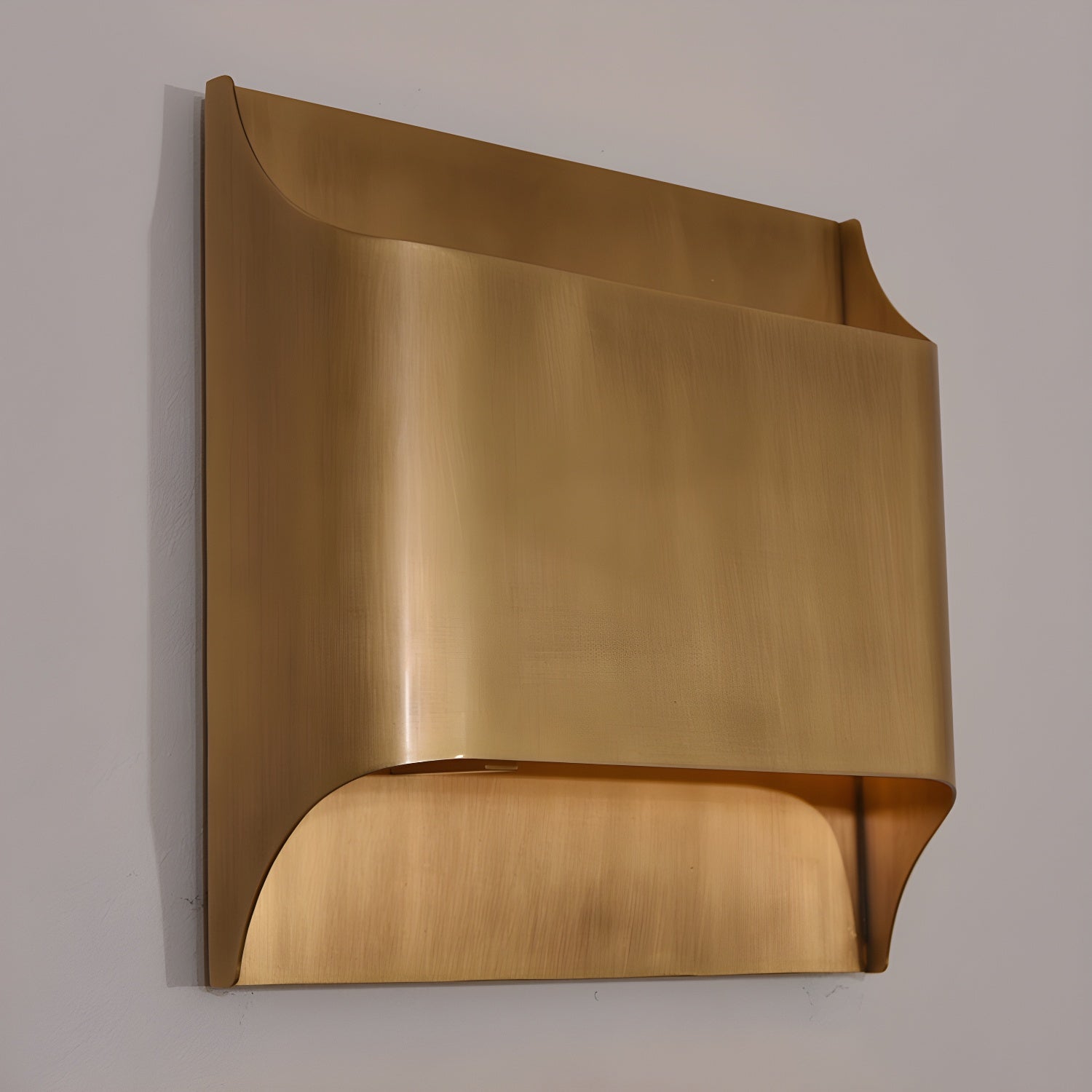 Applique da parete moderna curva in ottone con LED a 1 luce