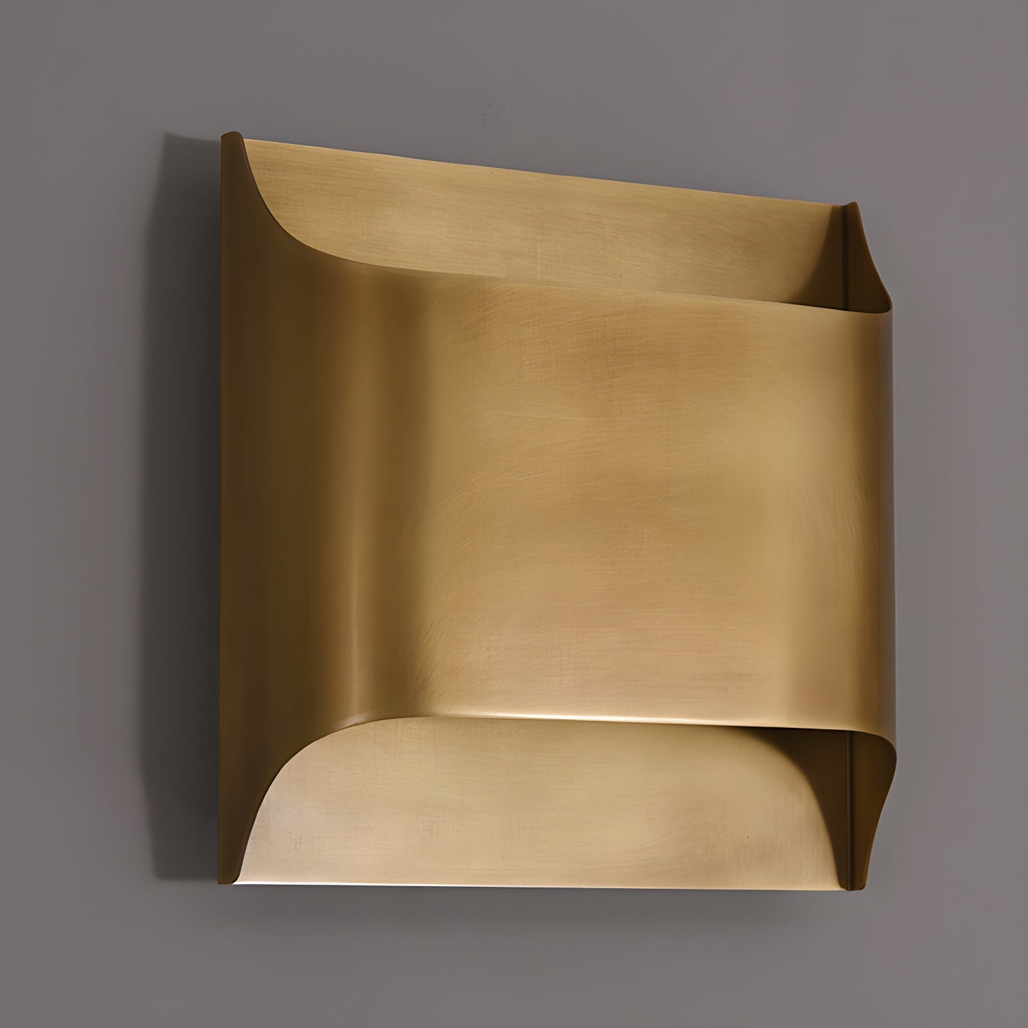 Applique da parete moderna curva in ottone con LED a 1 luce