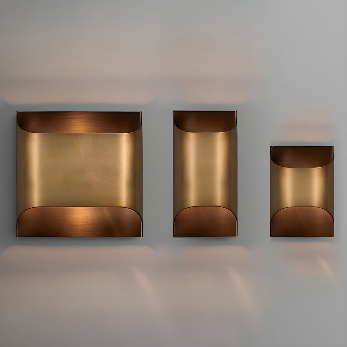 Applique da parete moderna curva in ottone con LED a 1 luce