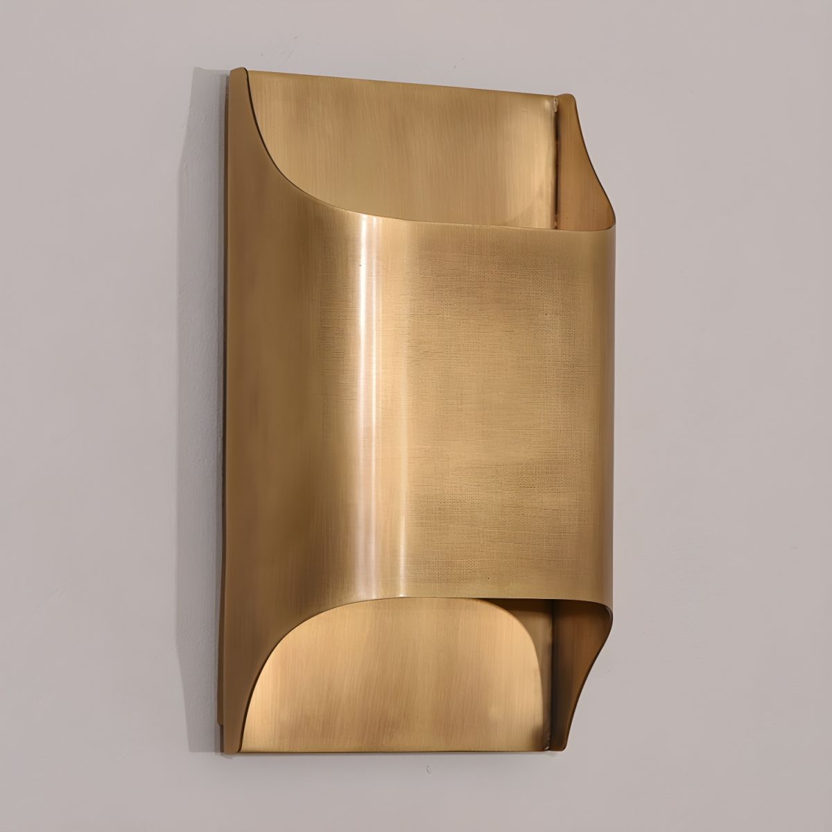 Applique da parete moderna curva in ottone con LED a 1 luce