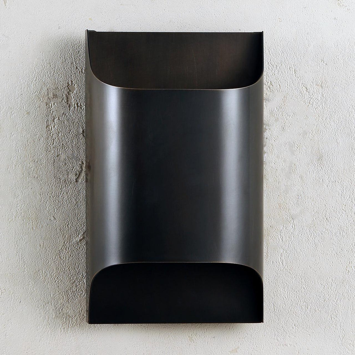 Applique da parete moderna curva in ottone con LED a 1 luce