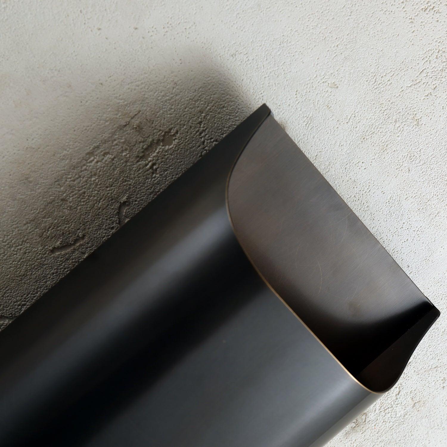 Applique da parete moderna curva in ottone con LED a 1 luce