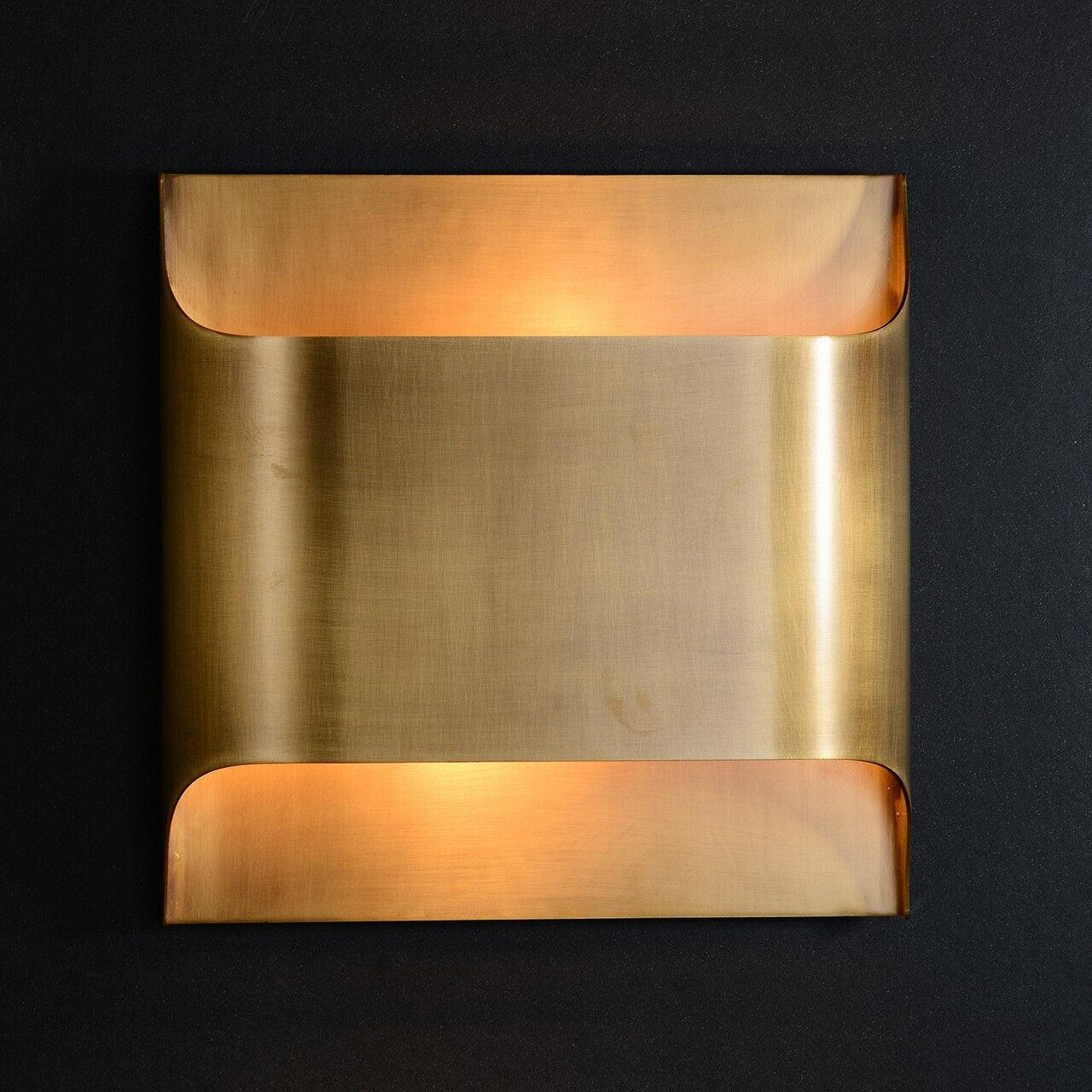 Applique da parete moderna curva in ottone con LED a 1 luce