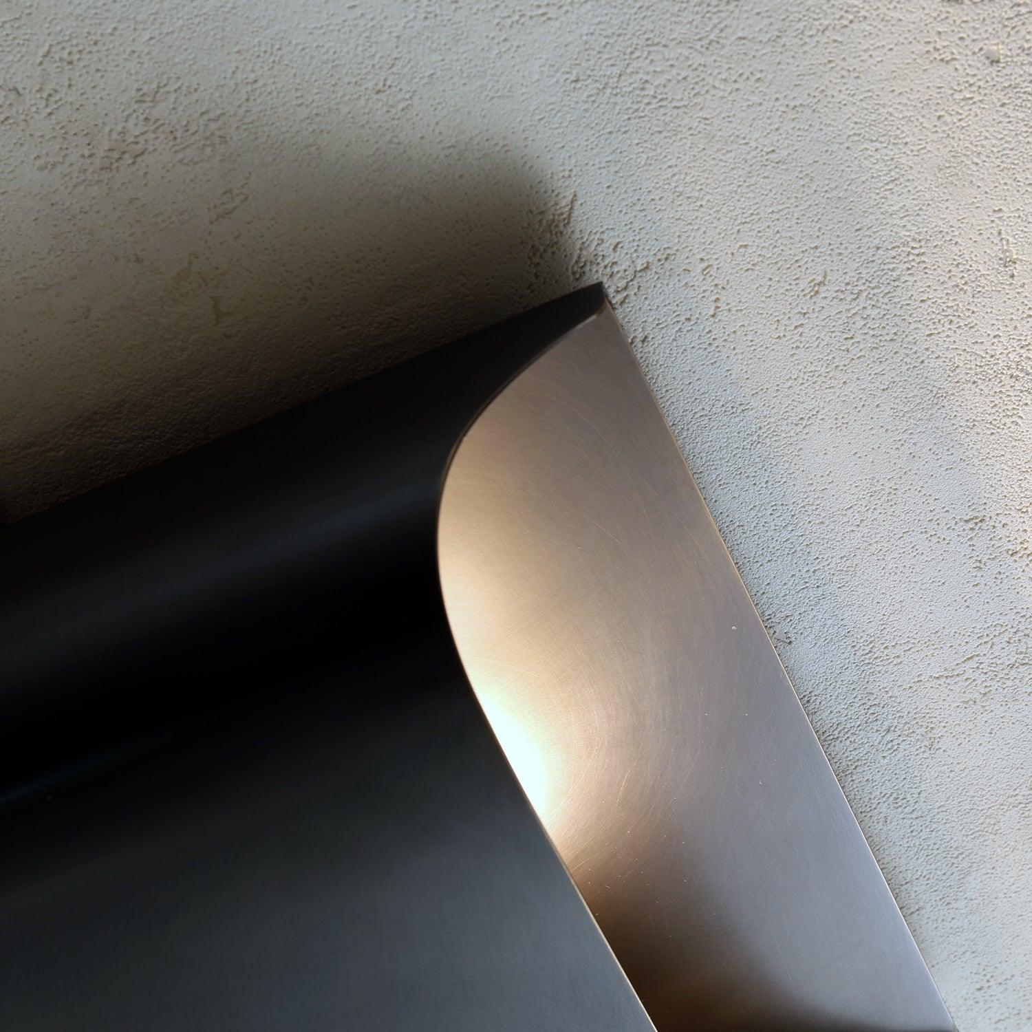 Applique da parete moderna curva in ottone con LED a 1 luce