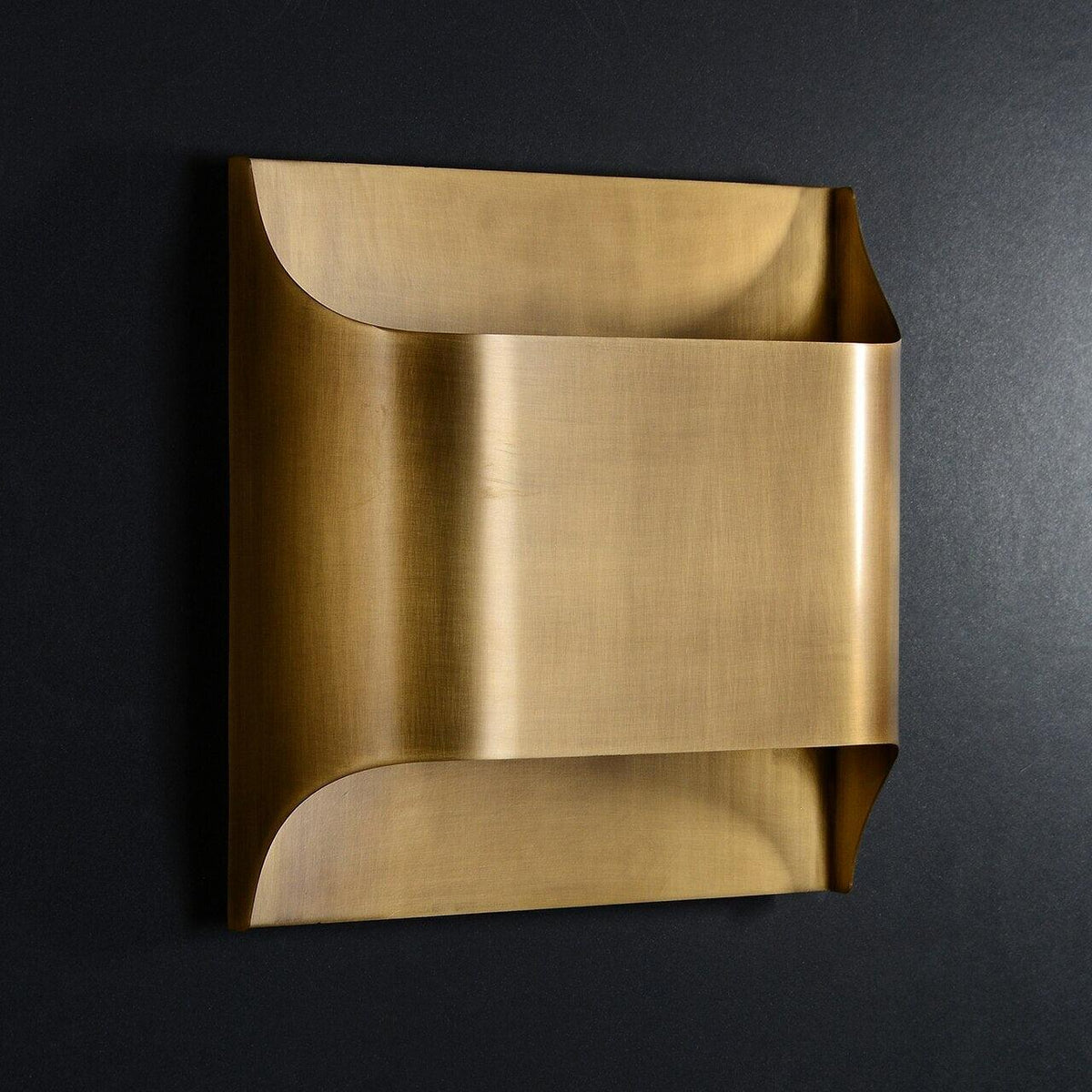 Applique da parete moderna curva in ottone con LED a 1 luce