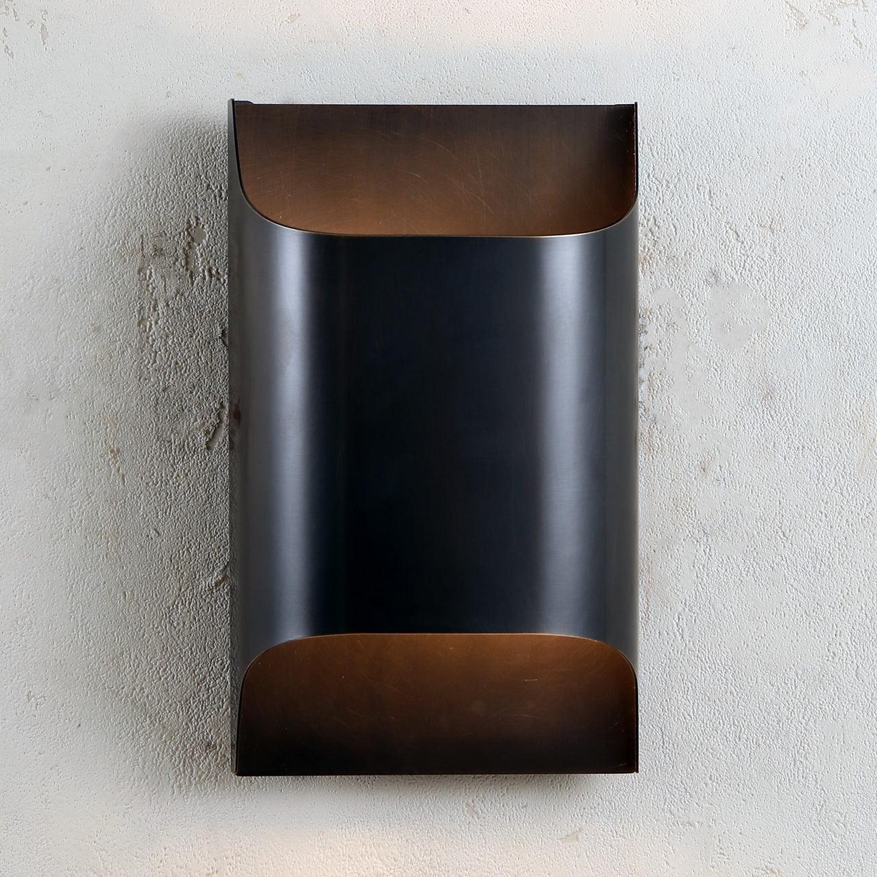 Applique da parete moderna curva in ottone con LED a 1 luce
