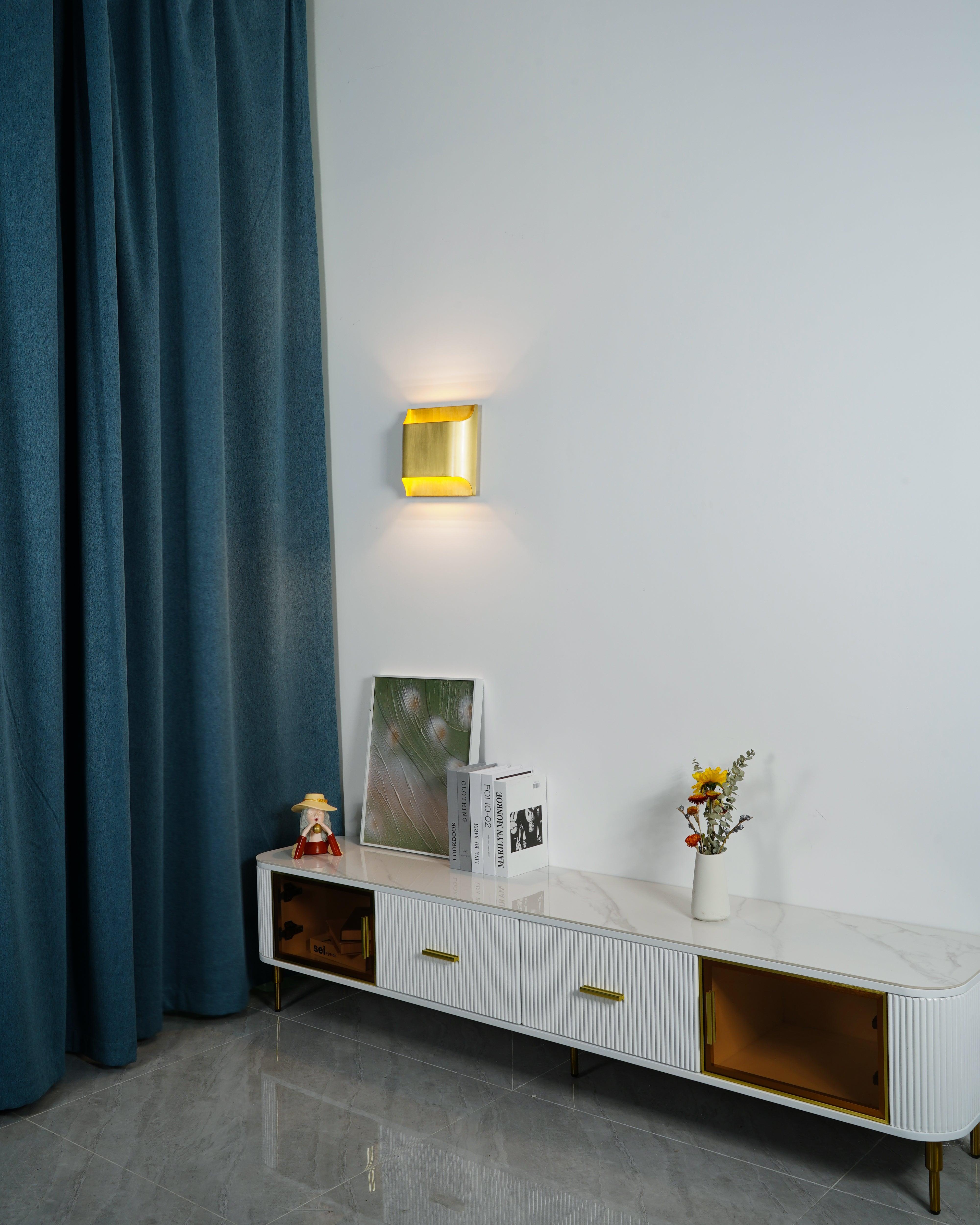 Applique da parete moderna curva in ottone con LED a 1 luce