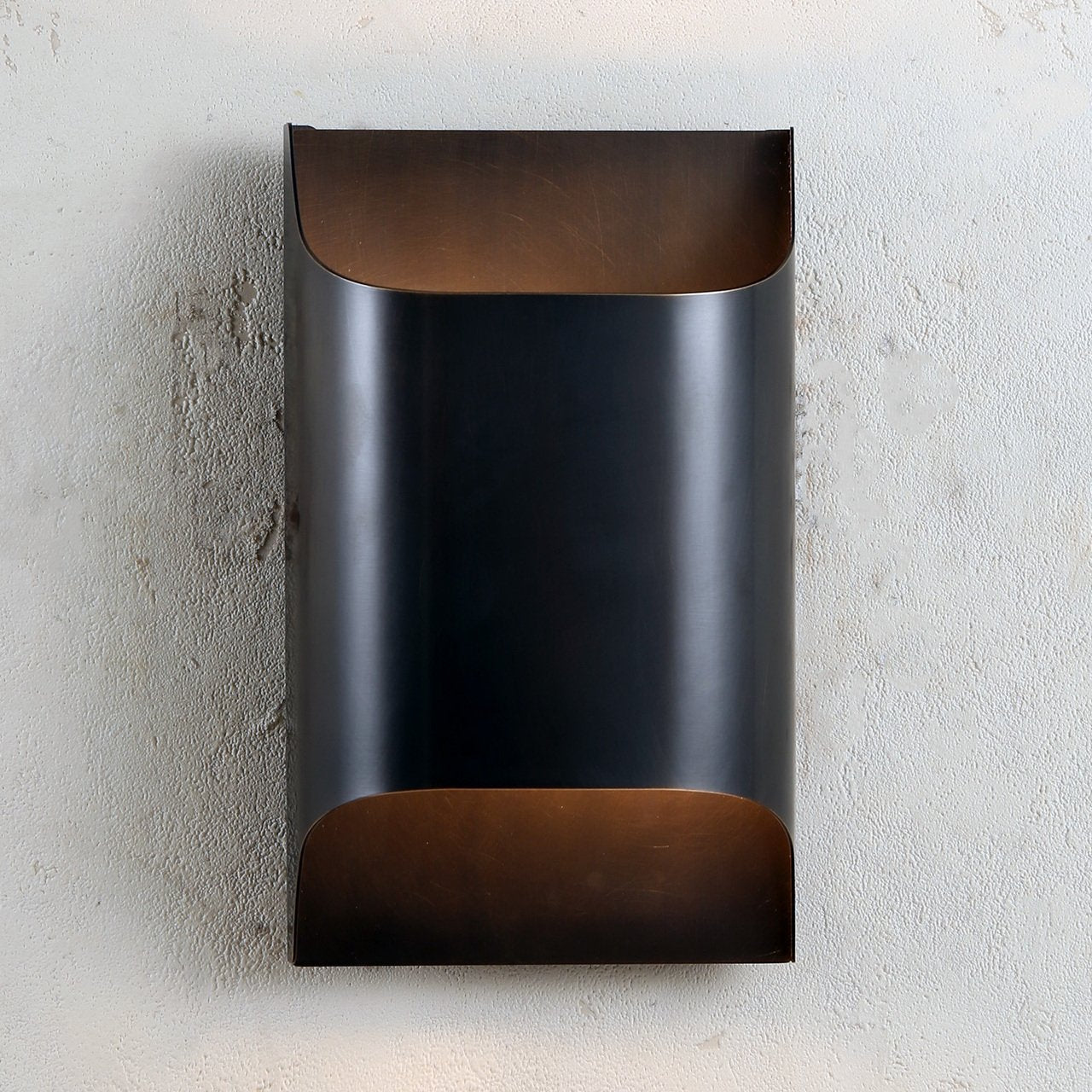 Applique da parete moderna curva in ottone con LED a 1 luce