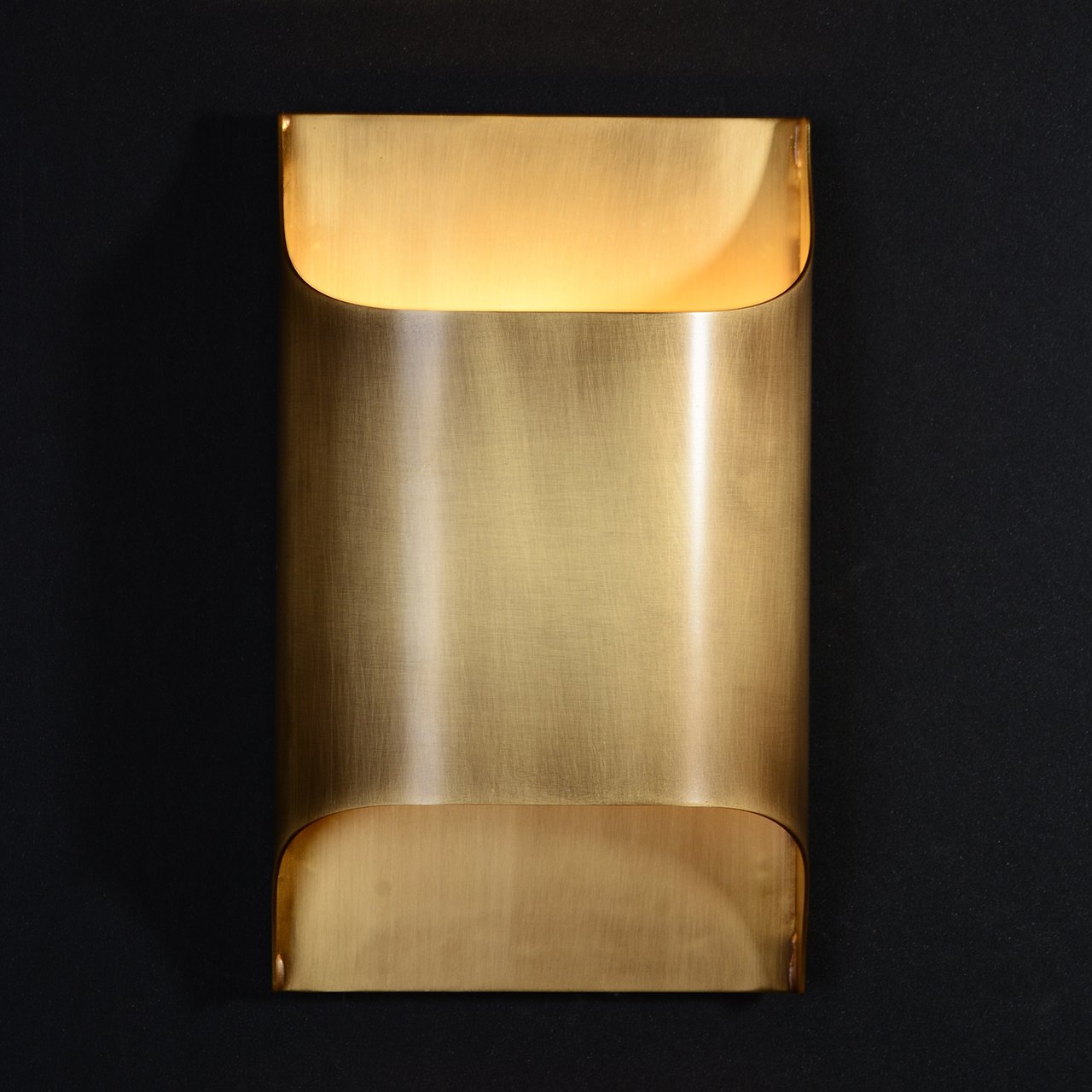 Applique da parete moderna curva in ottone con LED a 1 luce