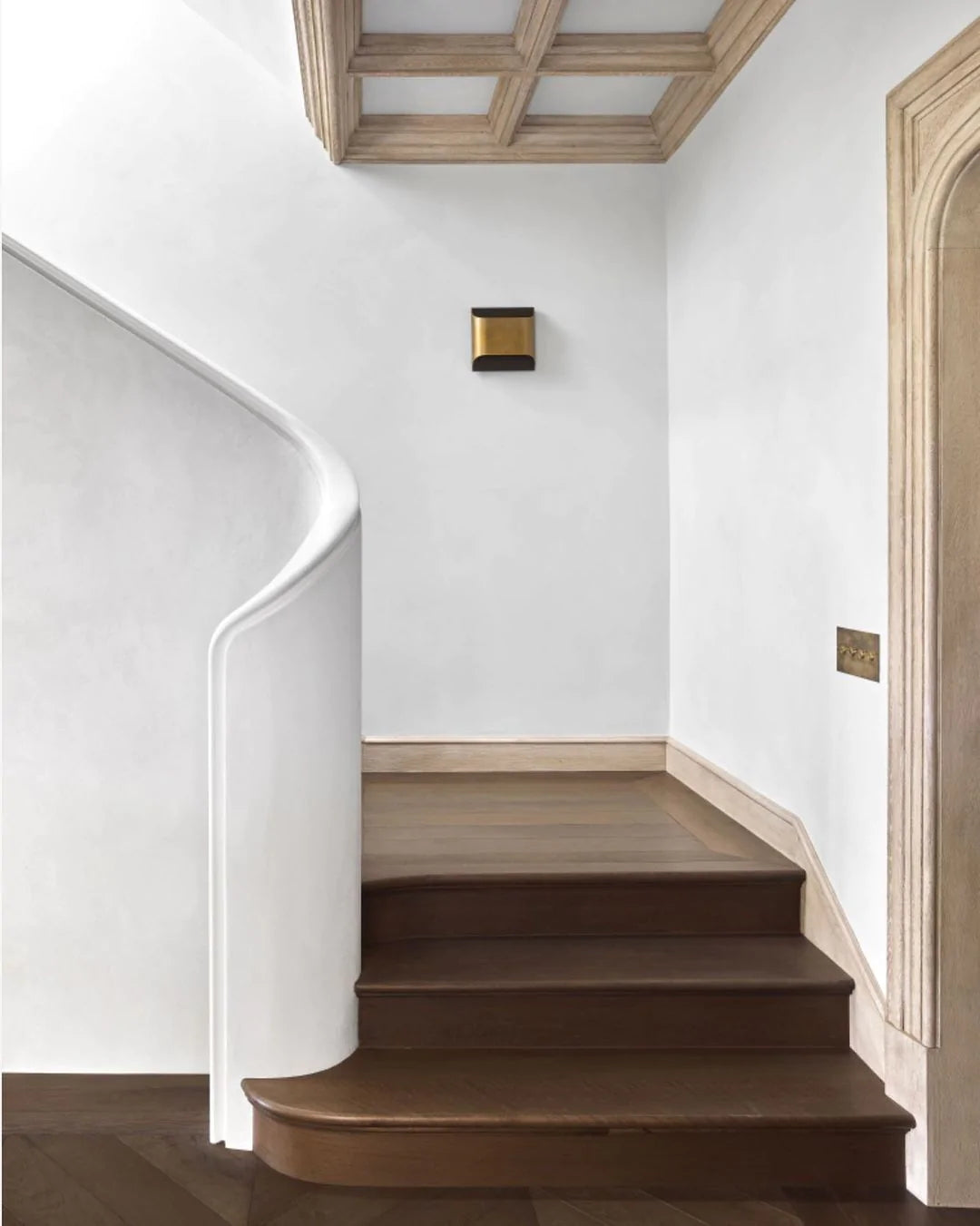 Applique da parete moderna curva in ottone con LED a 1 luce