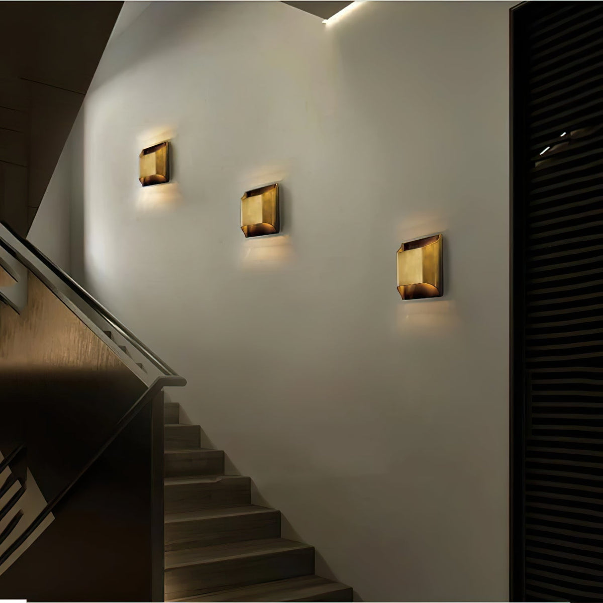 Applique da parete moderna curva in ottone con LED a 1 luce