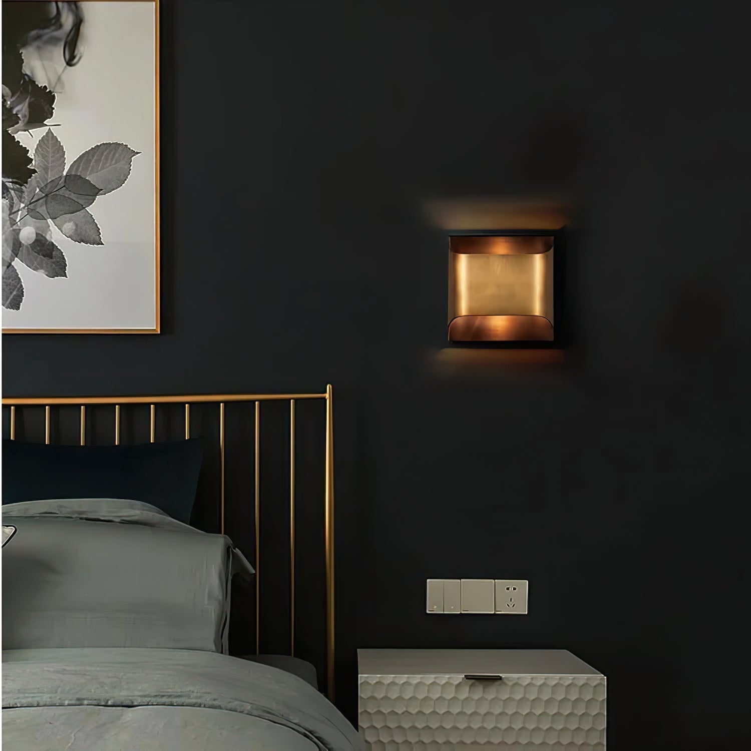 Applique da parete moderna curva in ottone con LED a 1 luce