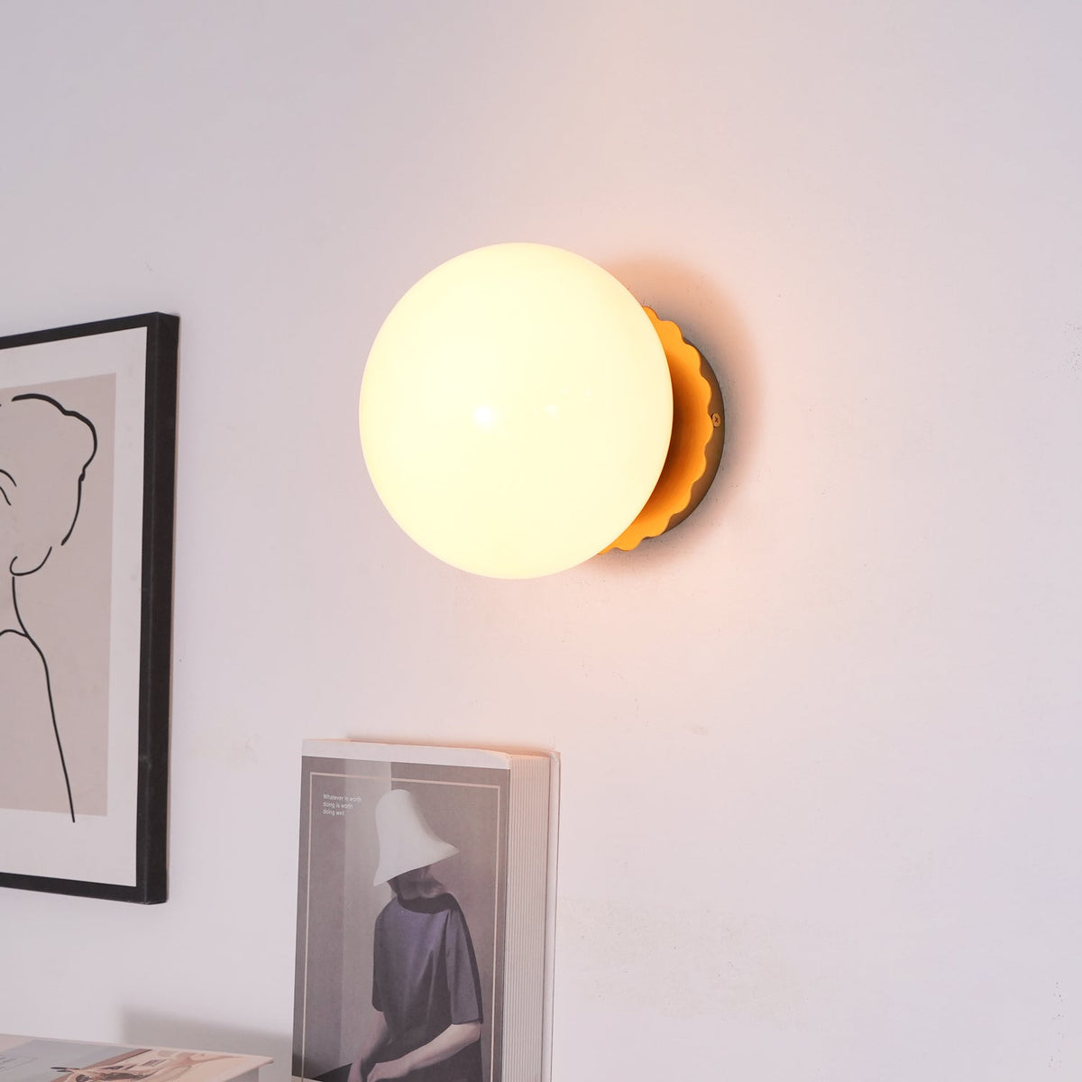 Vintage messing bolvormige glazen wandlamp 1-licht