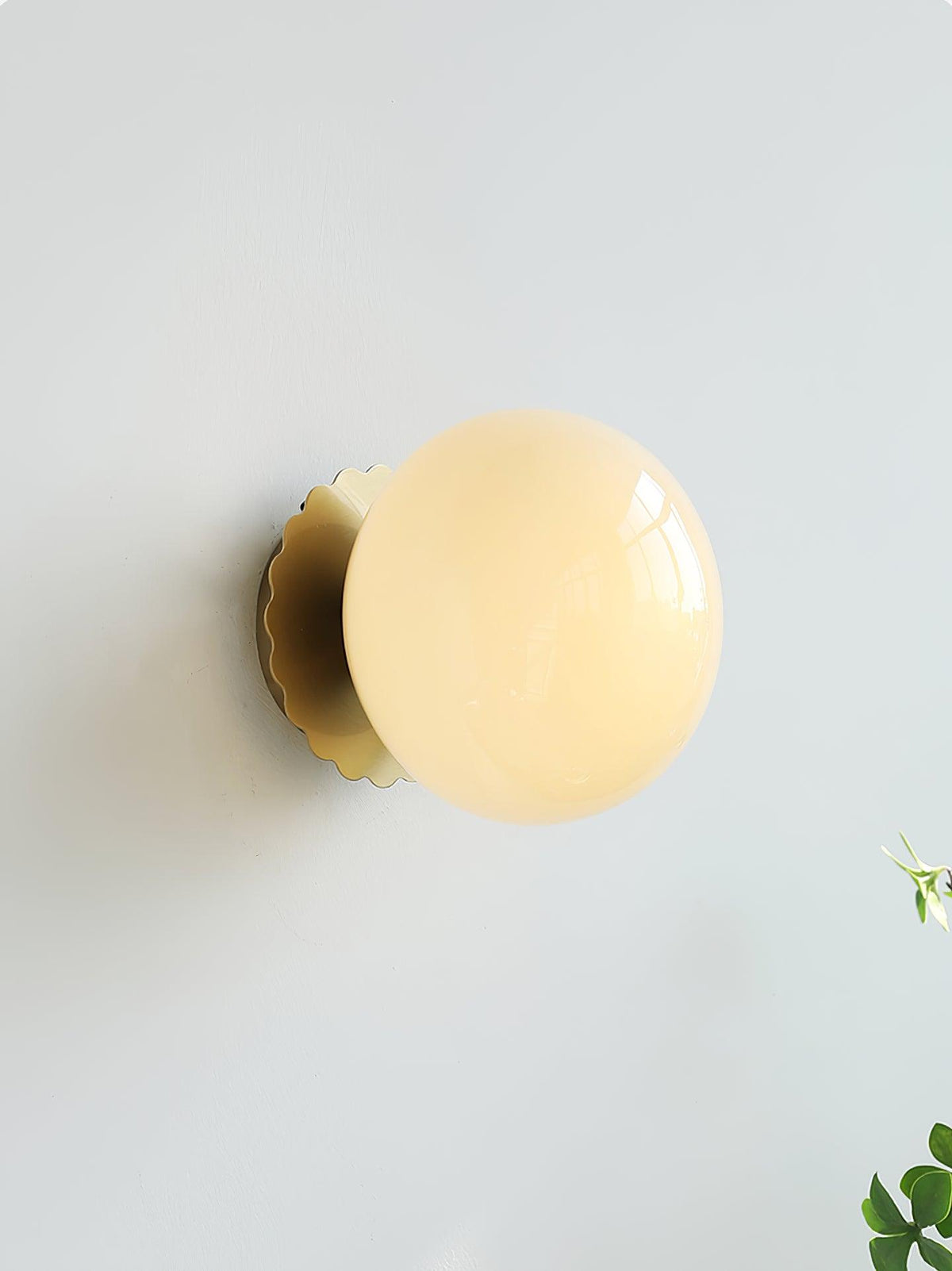 Vintage messing bolvormige glazen wandlamp 1-licht