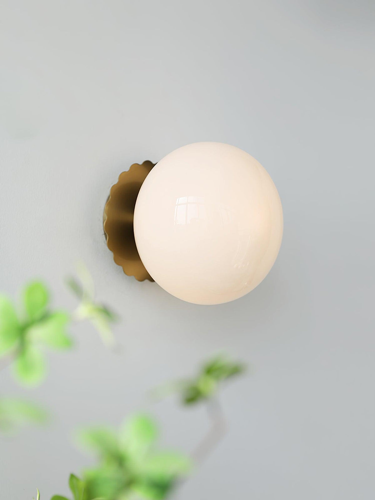 Vintage messing bolvormige glazen wandlamp 1-licht