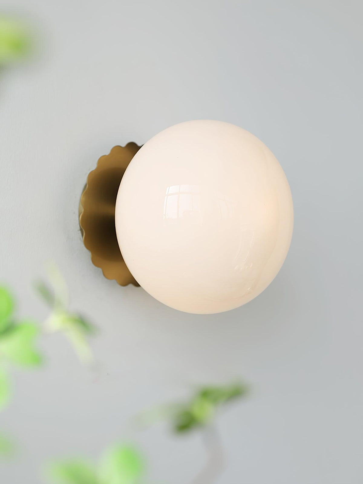Vintage messing bolvormige glazen wandlamp 1-licht