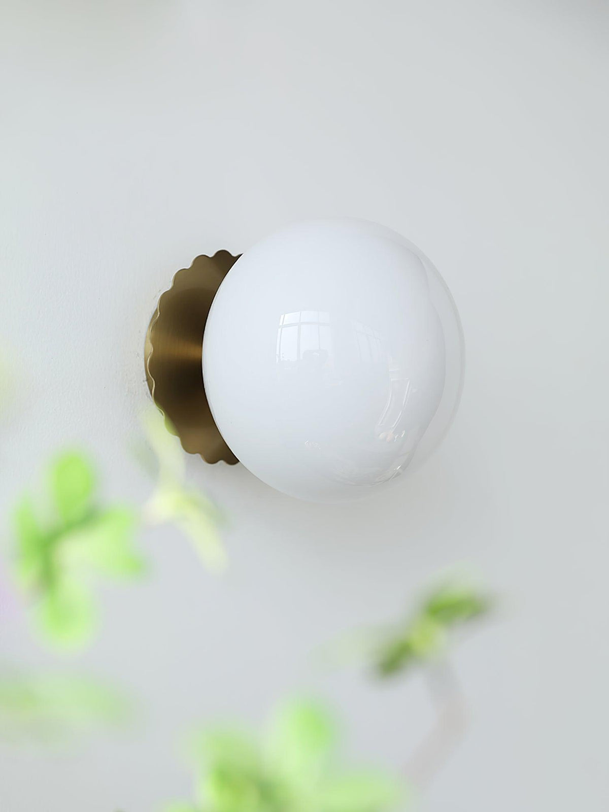 Vintage messing bolvormige glazen wandlamp 1-licht