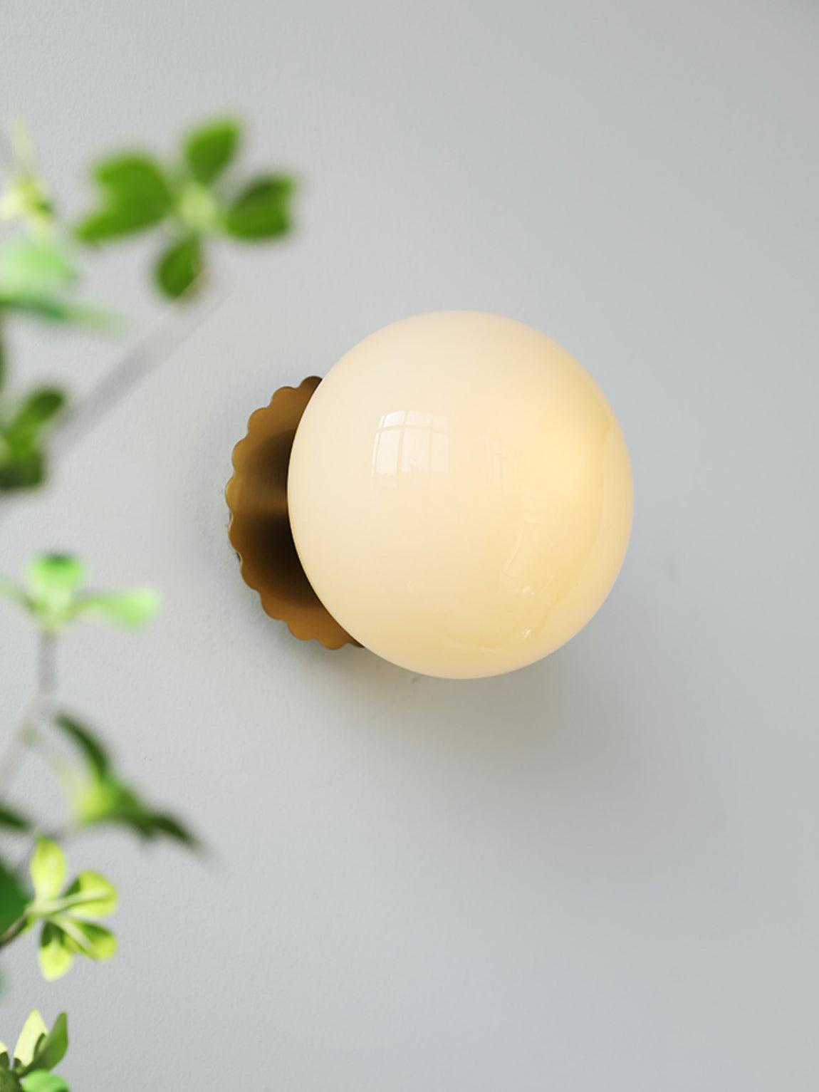 Vintage messing bolvormige glazen wandlamp 1-licht