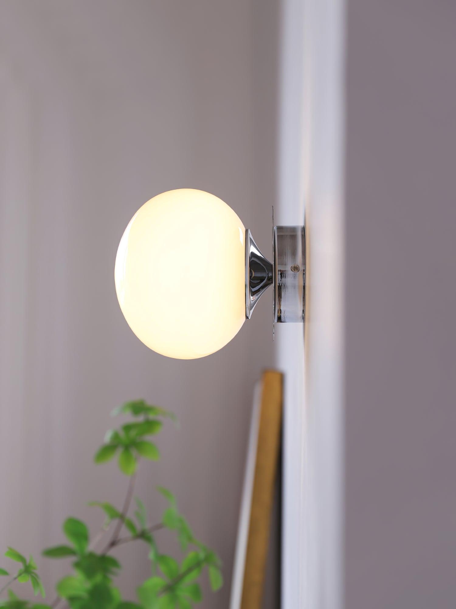 Vintage messing bolvormige glazen wandlamp 1-licht