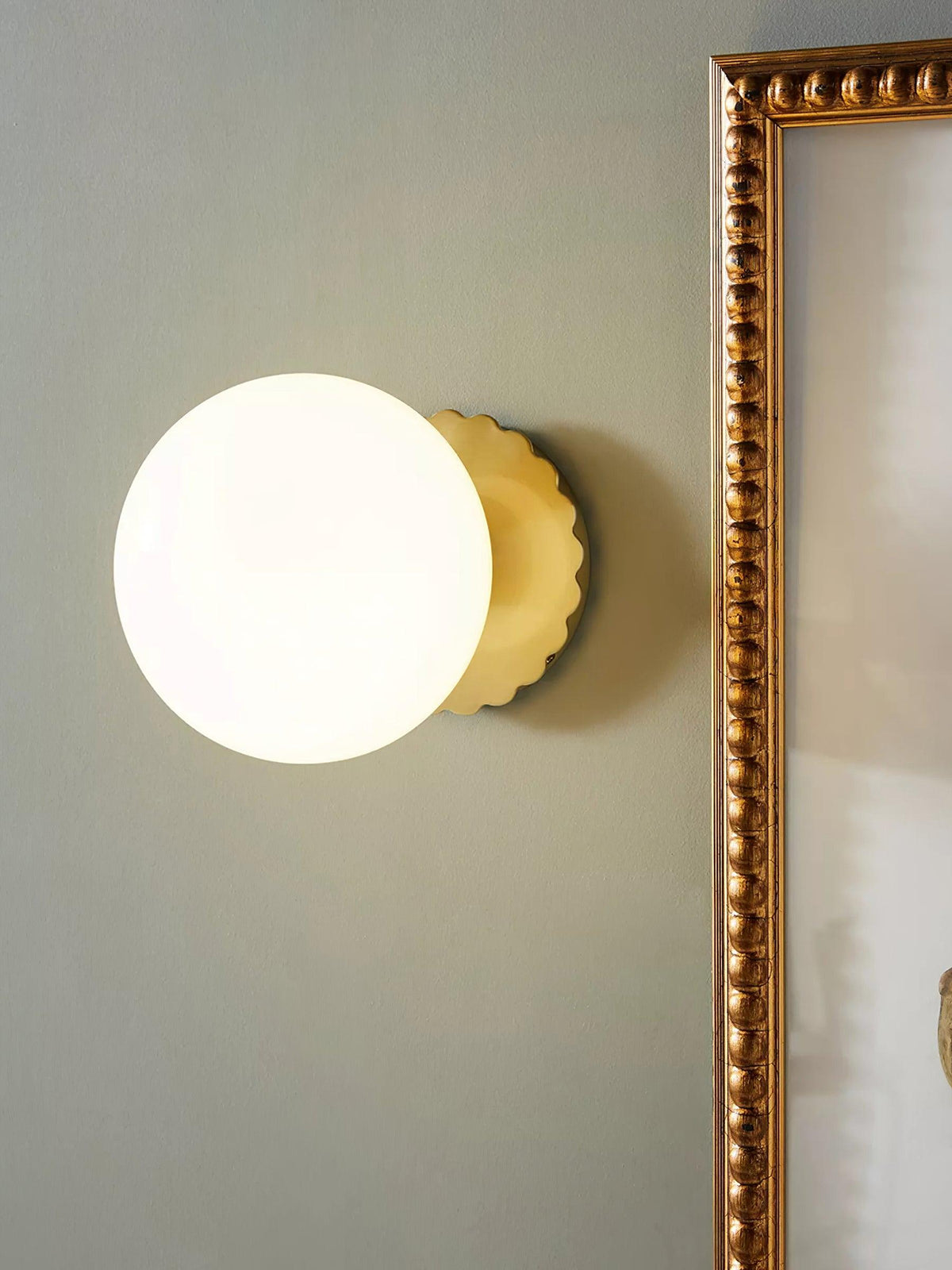 Vintage messing bolvormige glazen wandlamp 1-licht
