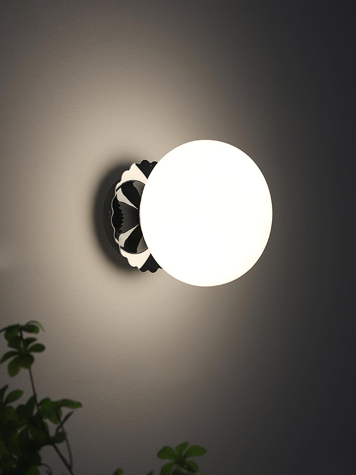 Vintage messing bolvormige glazen wandlamp 1-licht