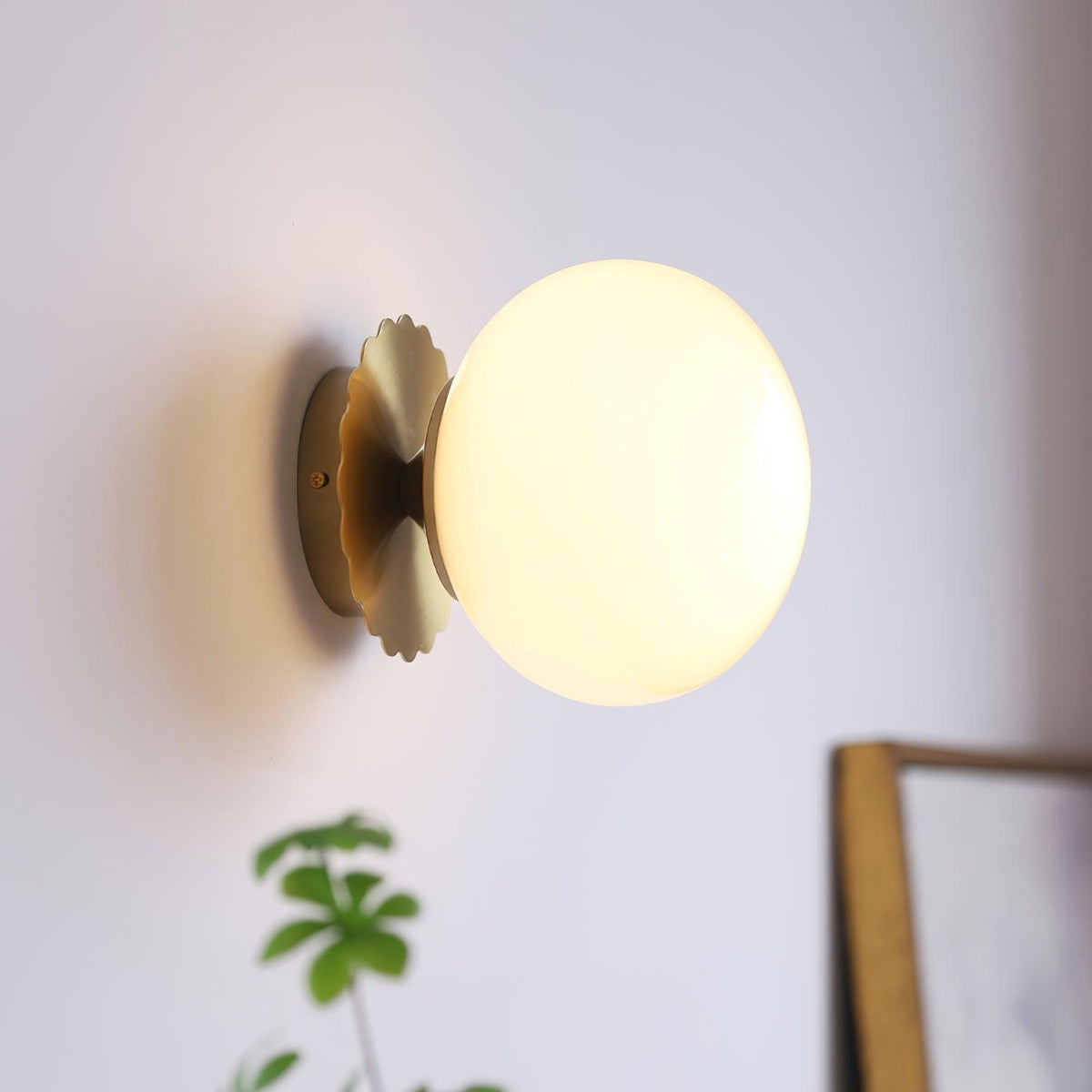 Vintage messing bolvormige glazen wandlamp 1-licht