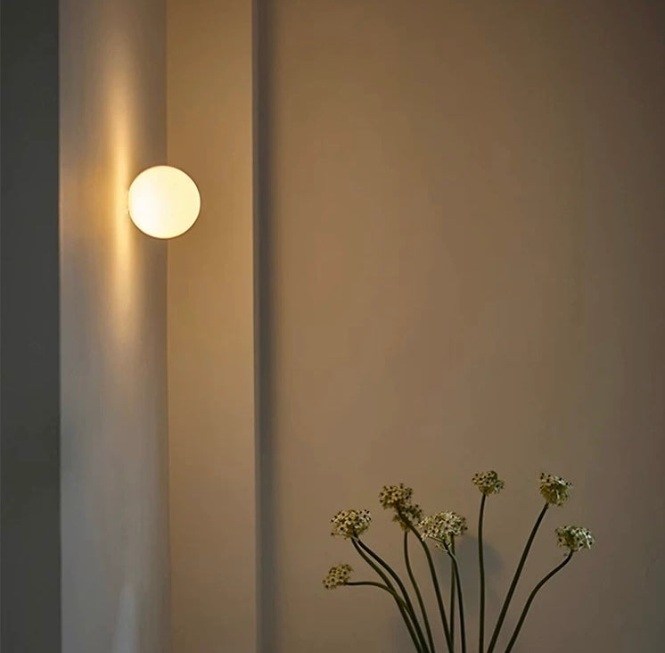 Applique da parete LED moderna con globo in vetro satinato 1 luce