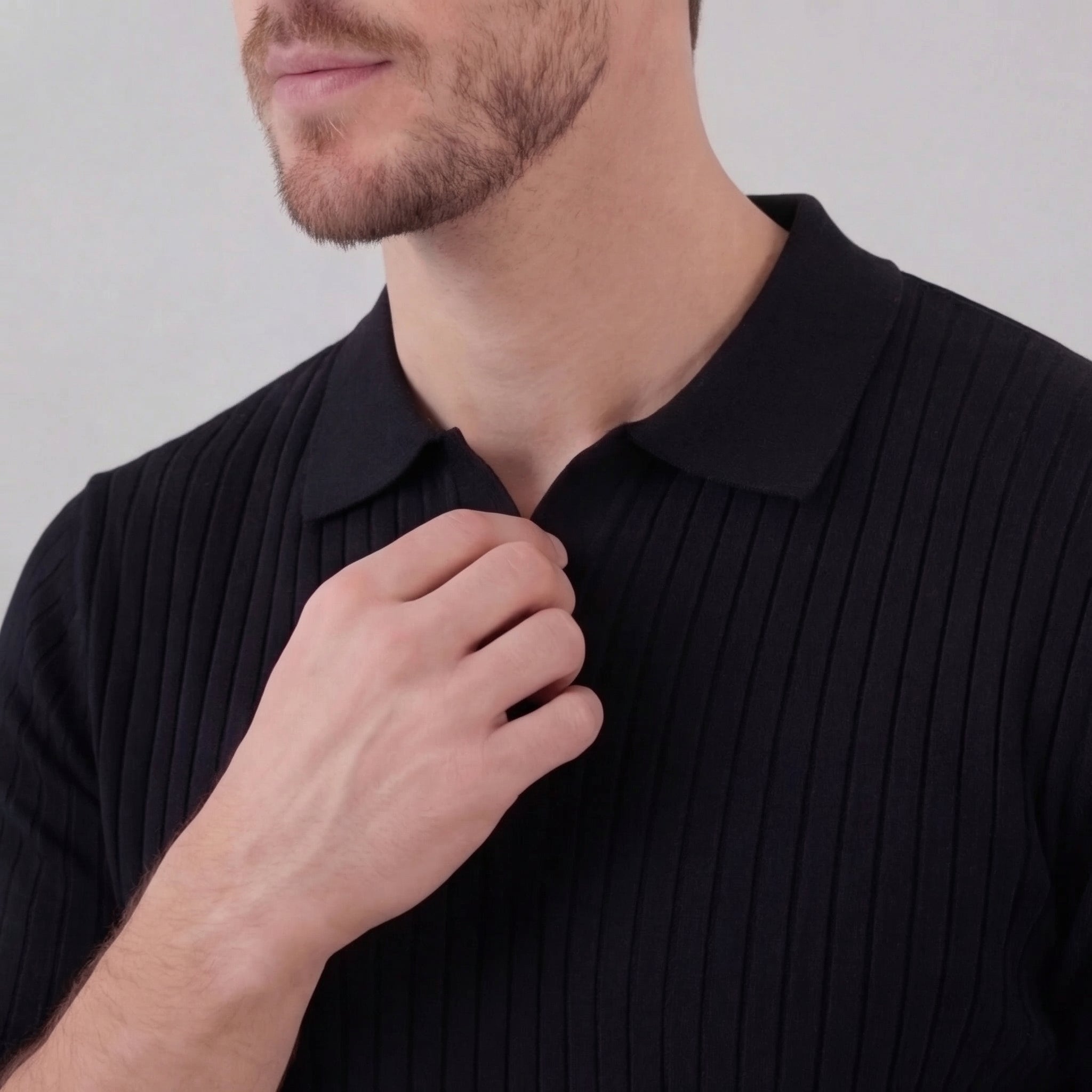 Polo de manga corta con cuello en V acanalado para hombre