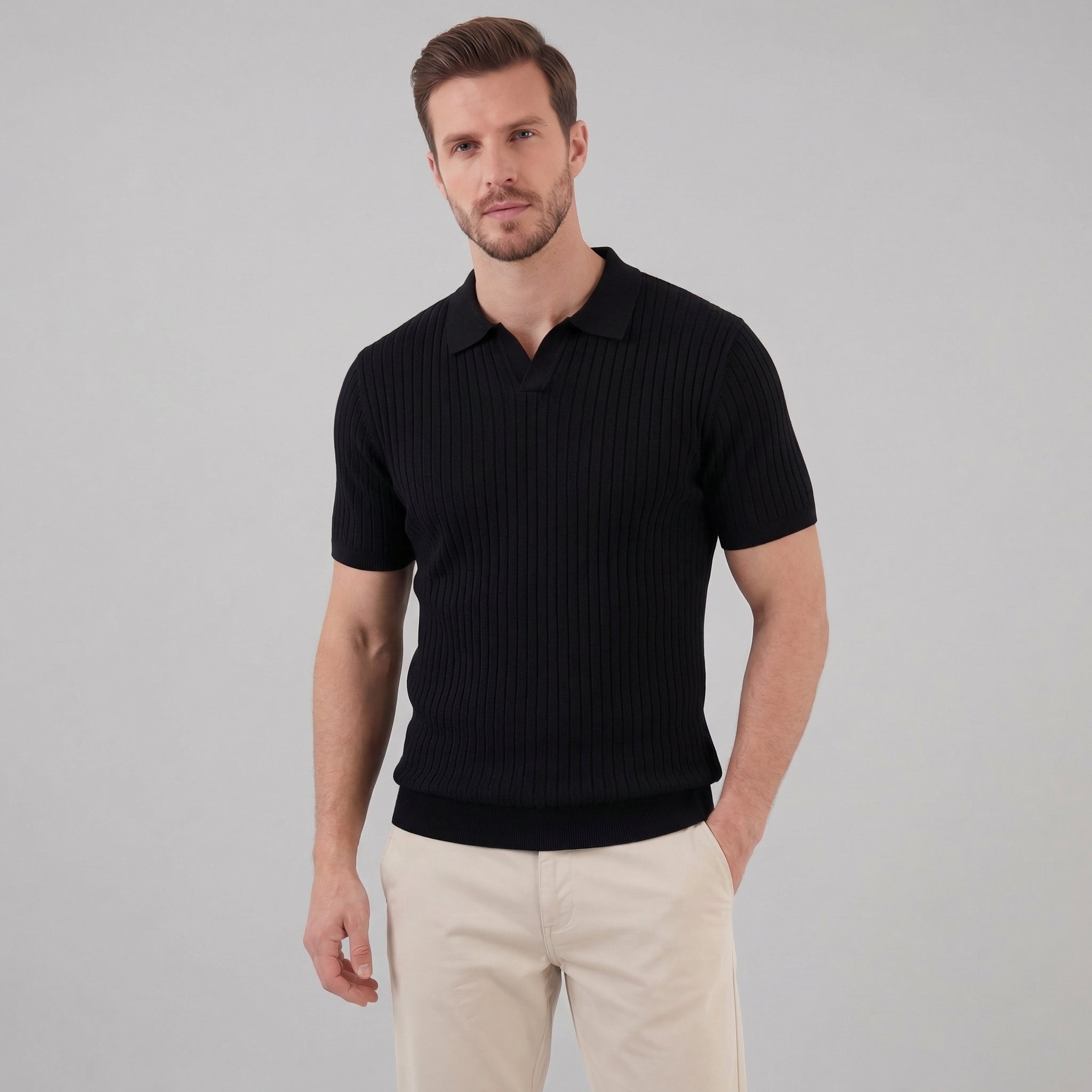 Polo de manga corta con cuello en V acanalado para hombre