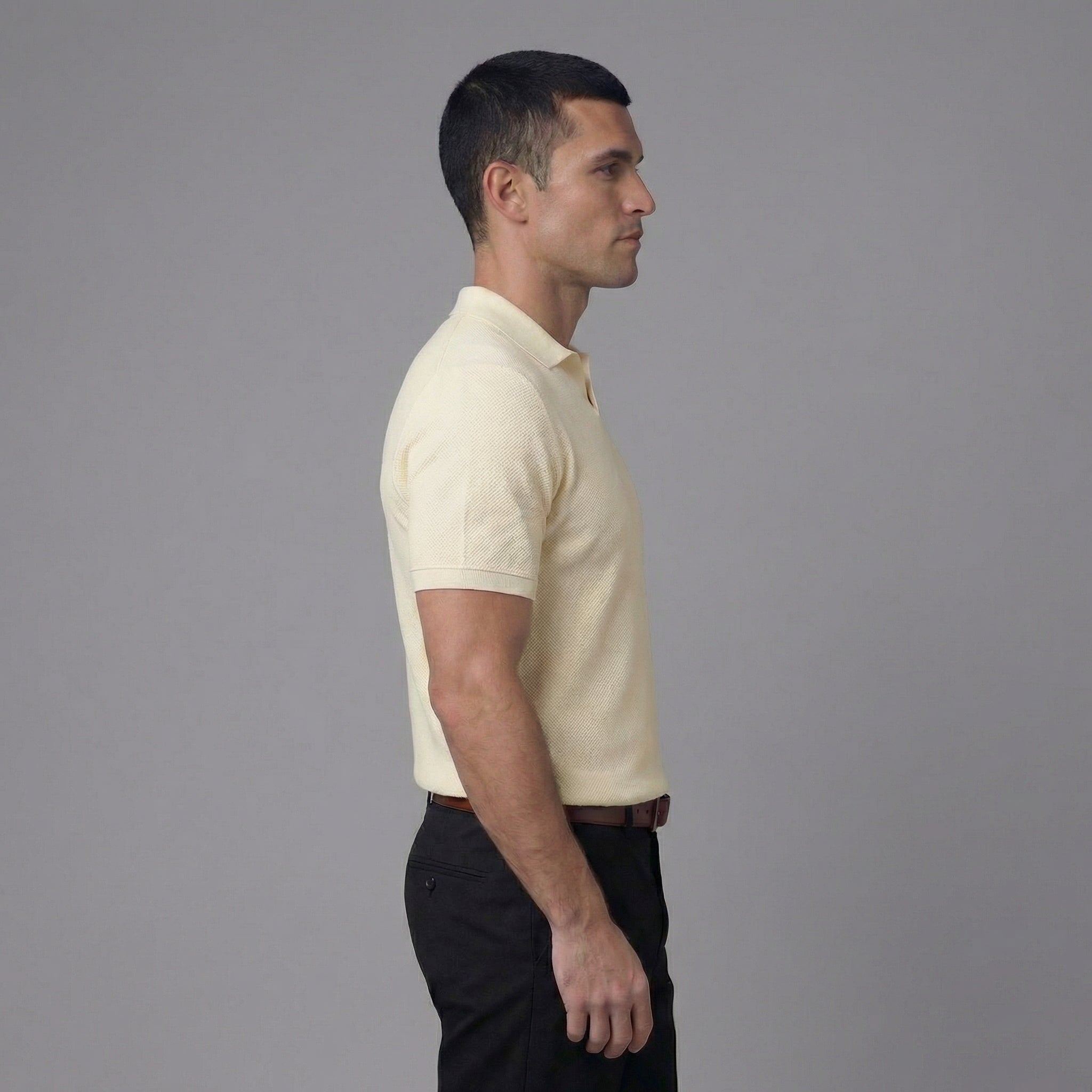 Polo estructurado con cuello en V para hombre