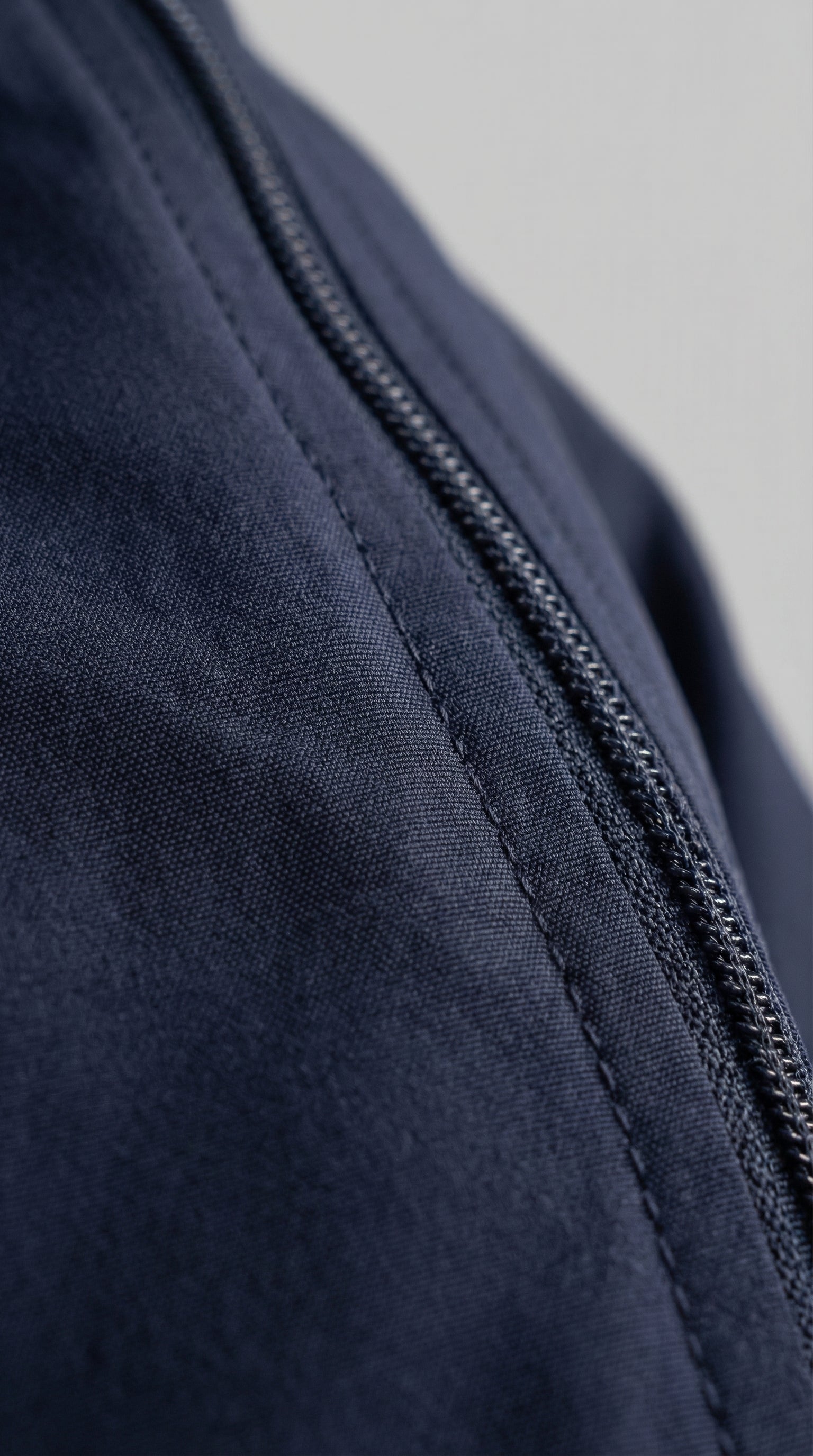 Chaqueta técnica con capucha para hombre