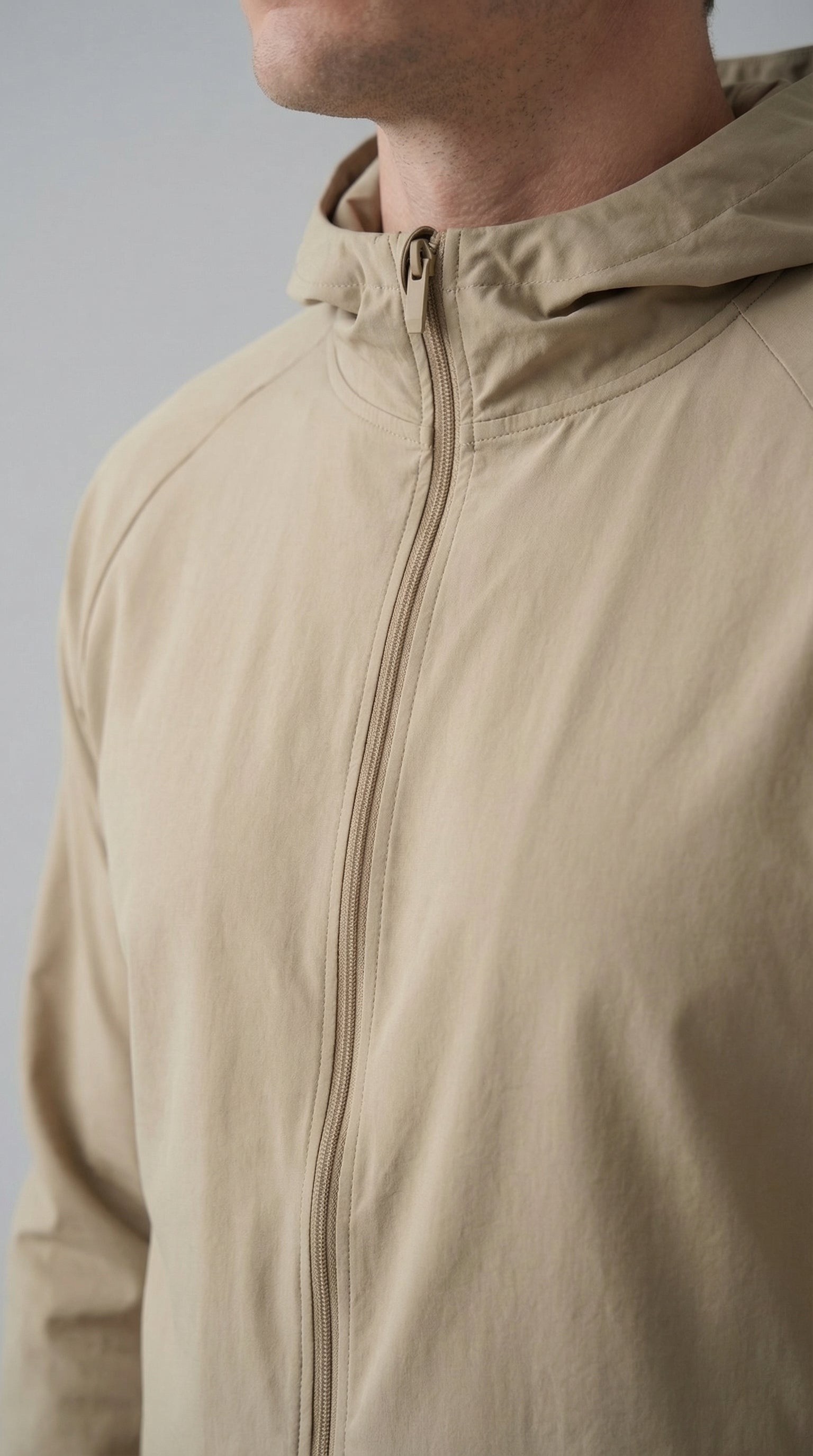 Chaqueta técnica con capucha para hombre