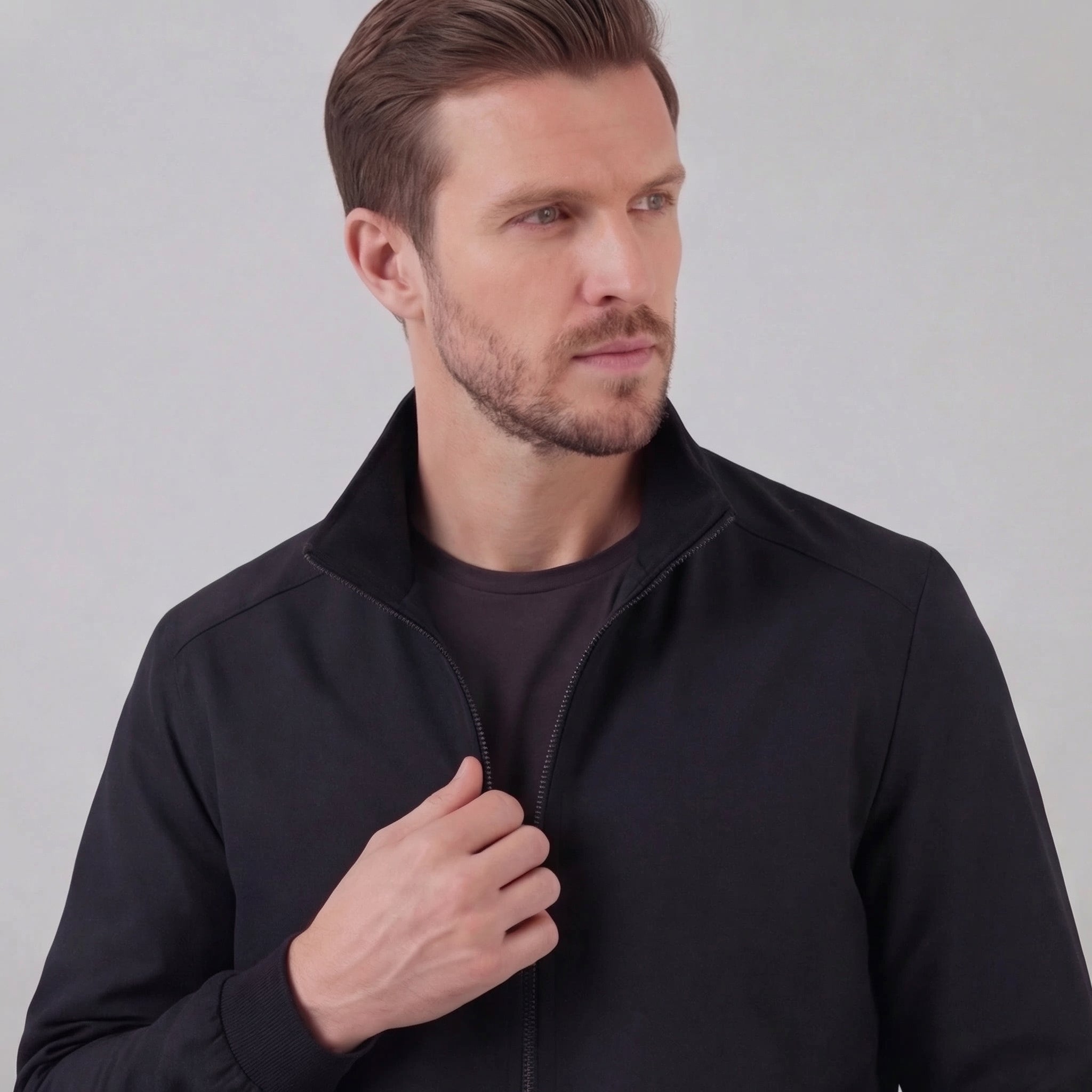 Chaqueta cortaviento con cuello alto para hombre