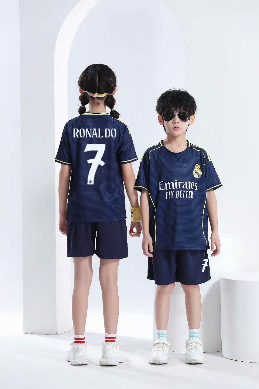 Conjunto de camiseta y pantalones cortos de fútbol para niños Real Madrid – Cristiano Ronaldo
