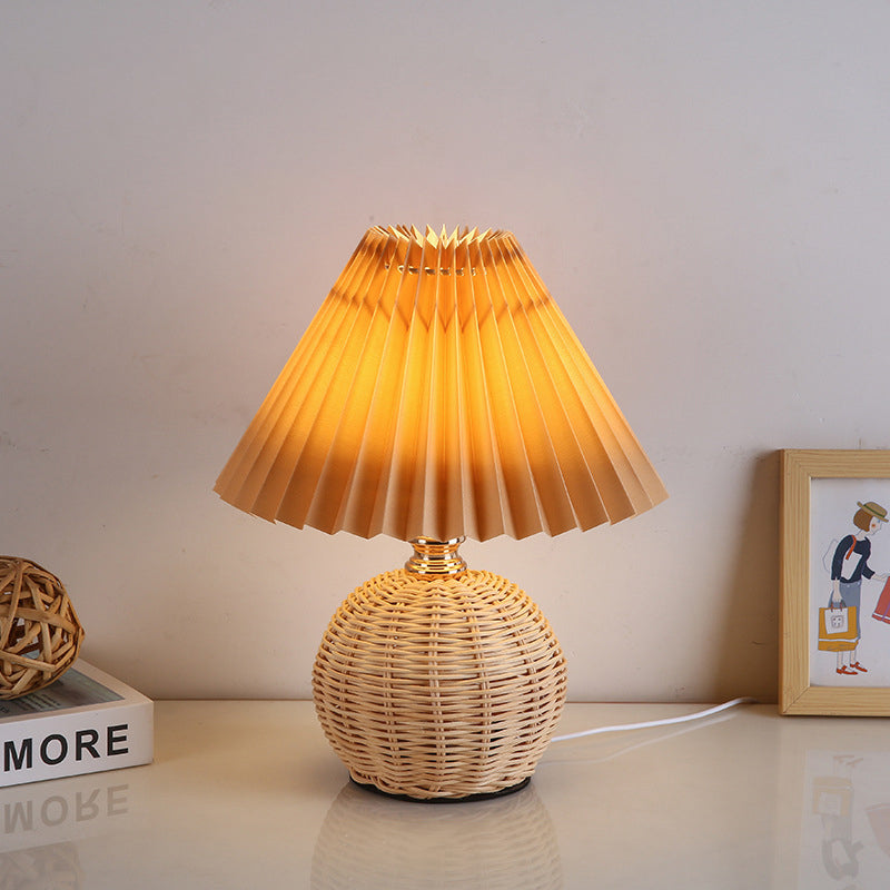 Nordische Rattan-Faltenstoff konische LED-Tischlampe 1-Flammig
