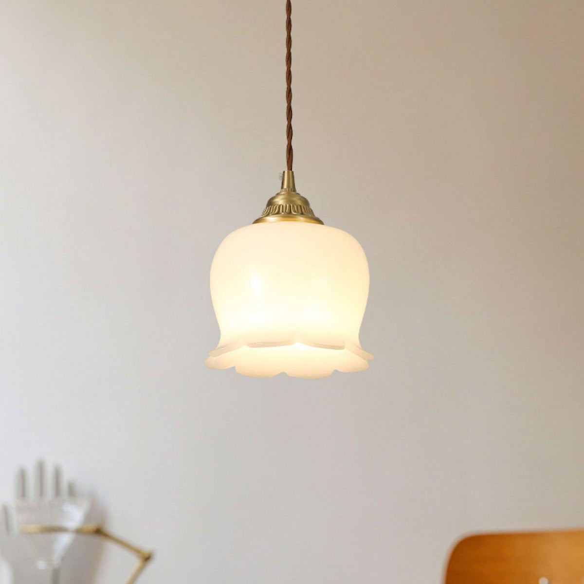 Vintage messing bloemblad glazen hanglamp 1-licht