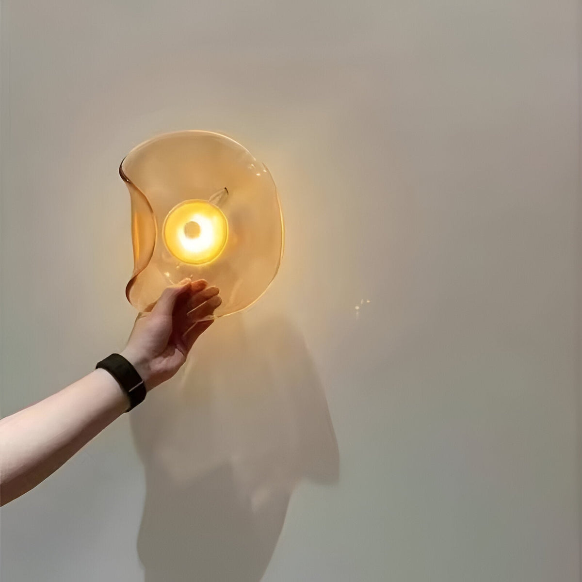 Nordische gebogene Glas Japandi LED-Wandleuchte 1-flammig