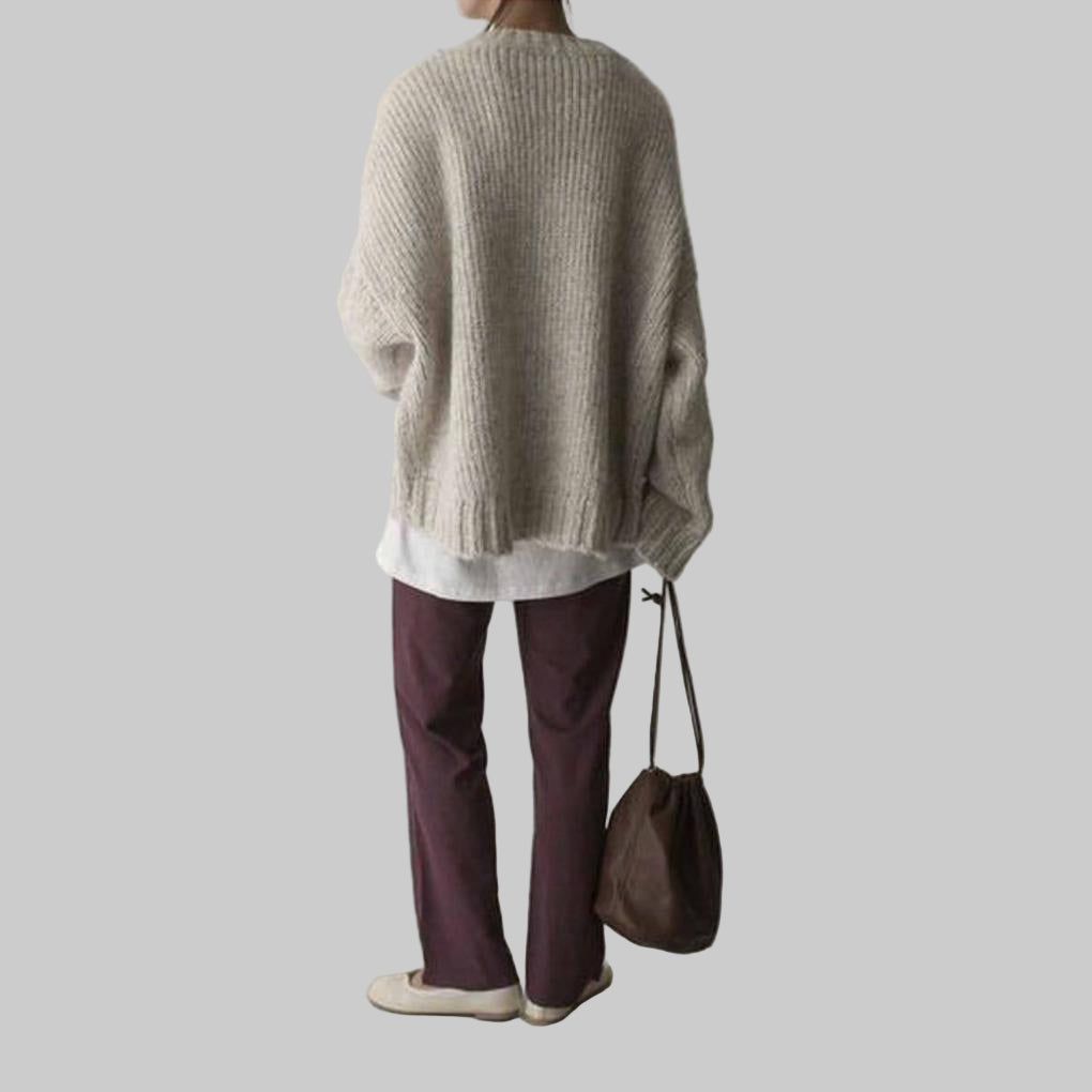 Suéter Oversize Marfil con Bolsillo Frontal – Capa Relajada para el Día a Día