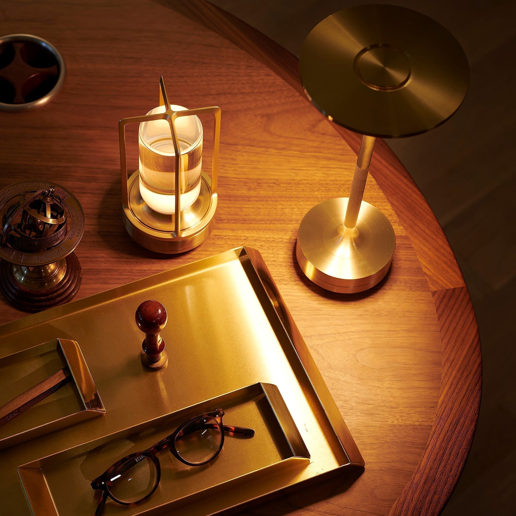 Lámpara de mesa moderna recargable LED de cono de latón de 1 luz