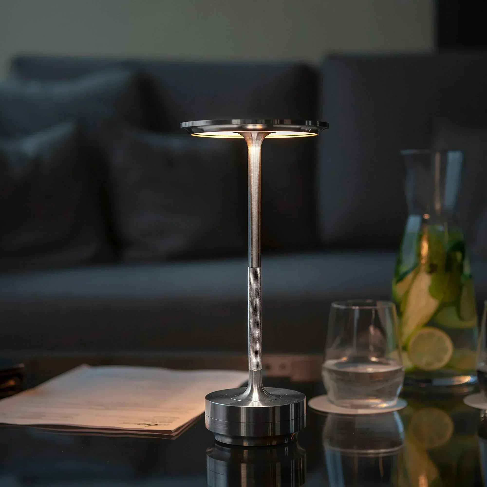 Lámpara de mesa moderna recargable LED de cono de latón de 1 luz