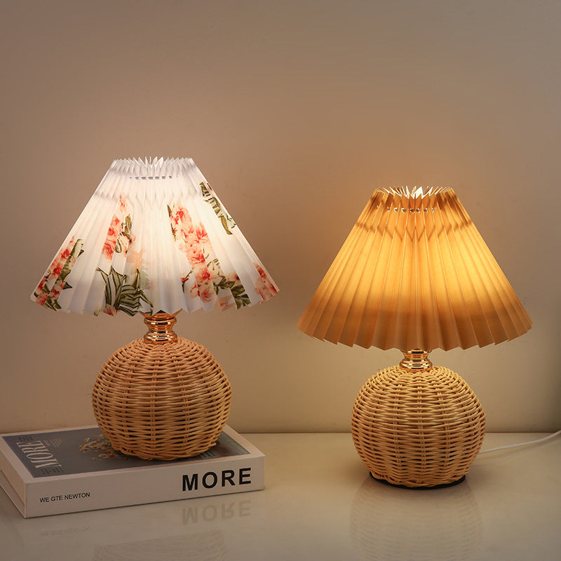 Nordische Rattan-Faltenstoff konische LED-Tischlampe 1-Flammig